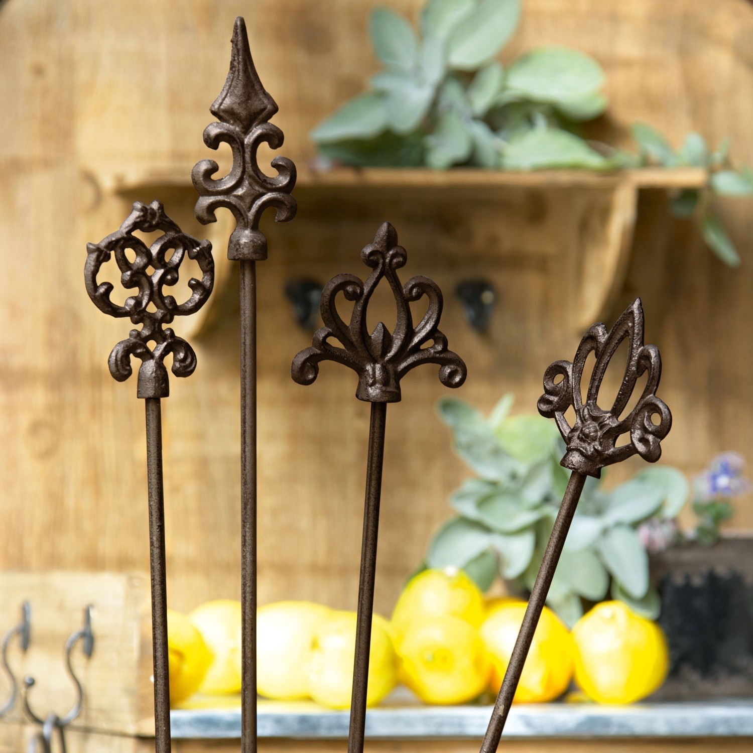 Lot de 4 tuteurs pour rosiers Baton Ensemble de quatre tiges décoratives en métal rouillé avec motifs floraux pour jardin