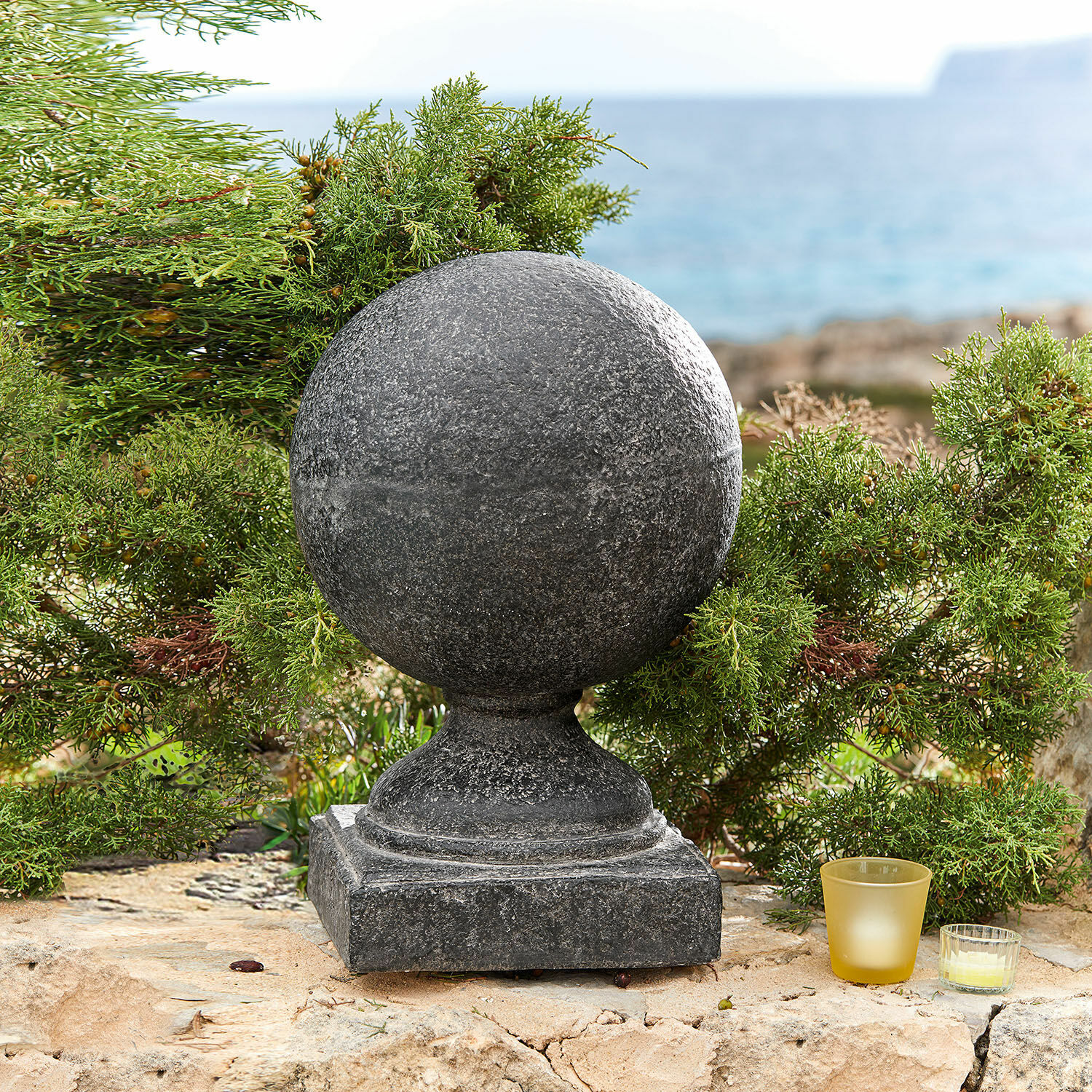 Objet décoratif Manois Boule décorative de jardin en pierre grise foncée sur socle carré, décoration extérieure élégante