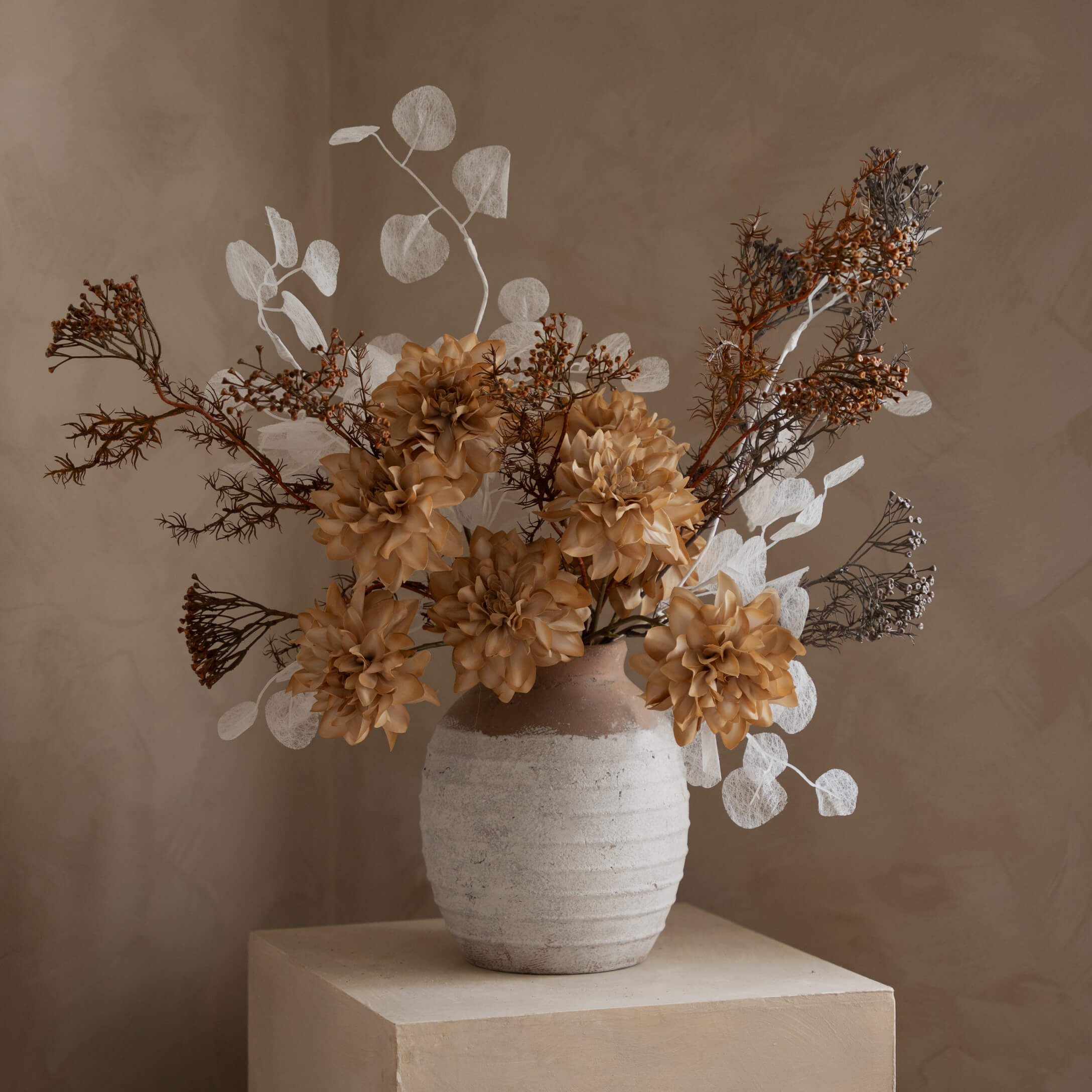 Bouquet décoratif de fleurs artificielles dans un vase en céramique beige et marron pour la maison