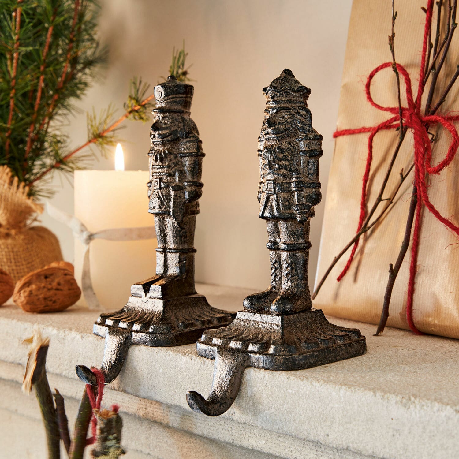 Lot de 2 patères Decize Paire de crochets muraux en fonte noire en forme de soldats pour décoration festive