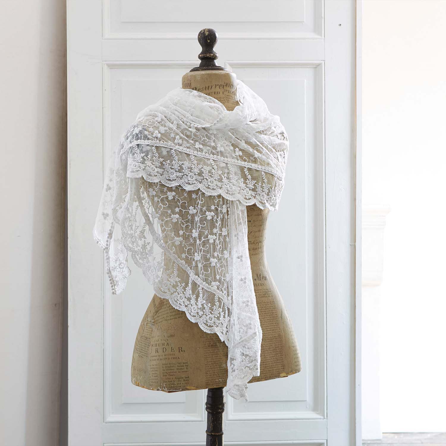 Écharpe blanche en dentelle fine à motif floral sur mannequin, accessoire élégant pour tenue