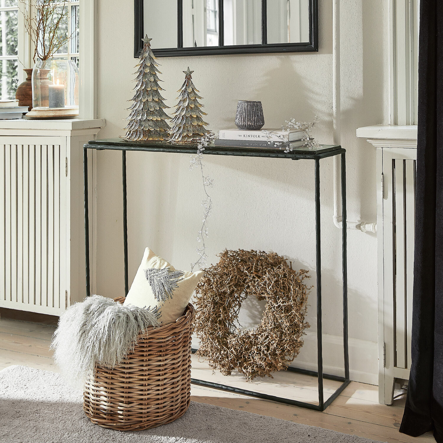 Console Moonvale Console en métal noir avec plateau en verre et décorations de Noël, panier en osier avec coussin