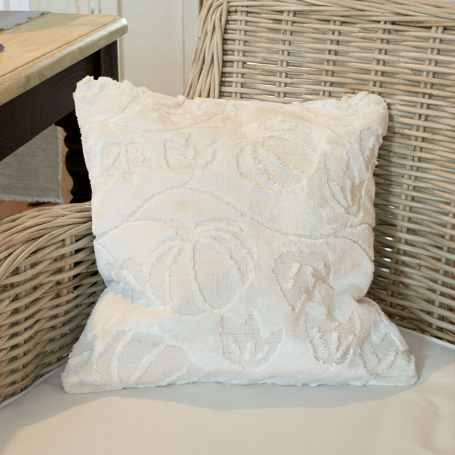 Housse de coussin Élomiane Coussin décoratif blanc en tissu doux avec motif floral sur fauteuil en osier