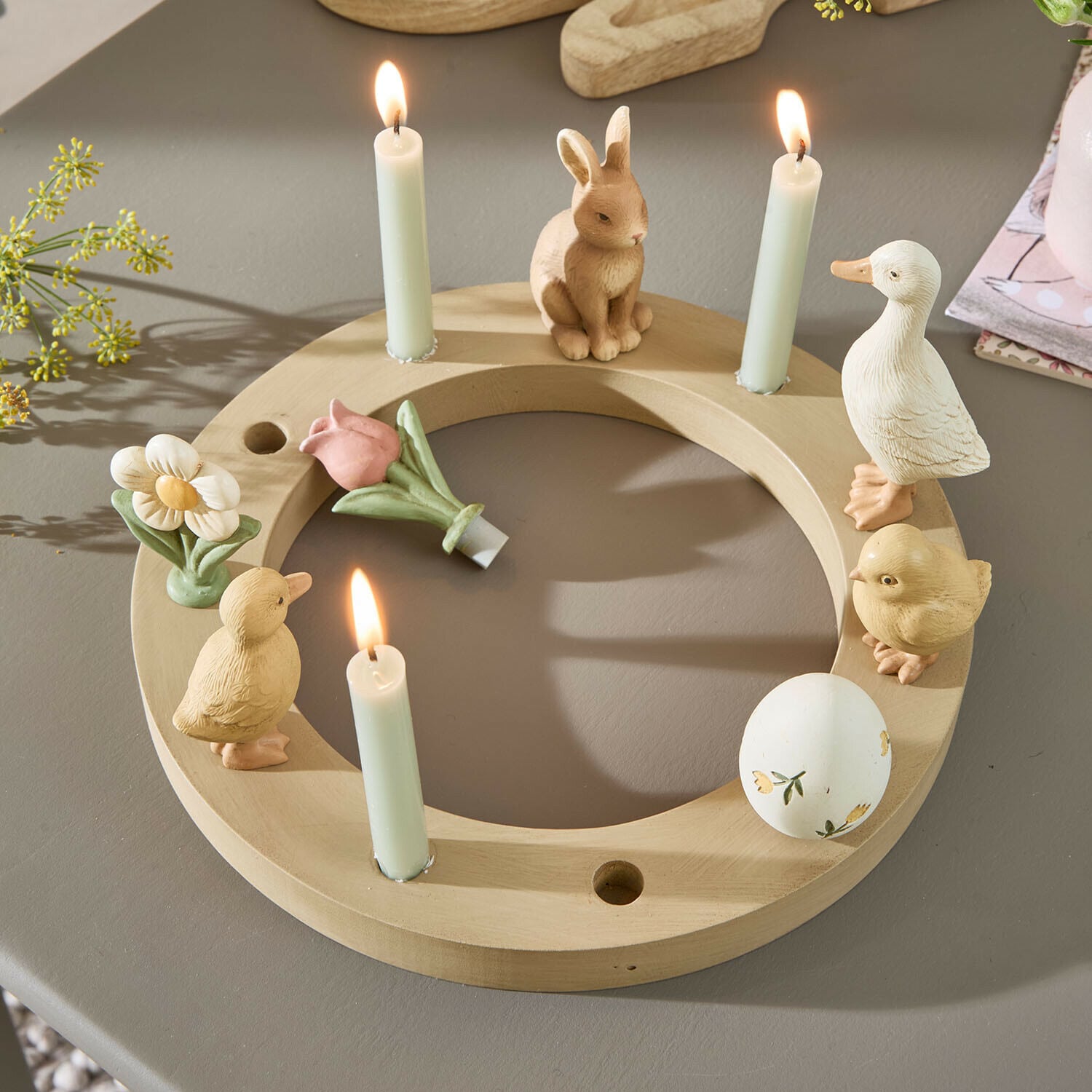 Couronne de bougies Eiralis Bougeoir circulaire en bois avec figurines de lapin, canard et fleurs, trois bougies blanches allumées
