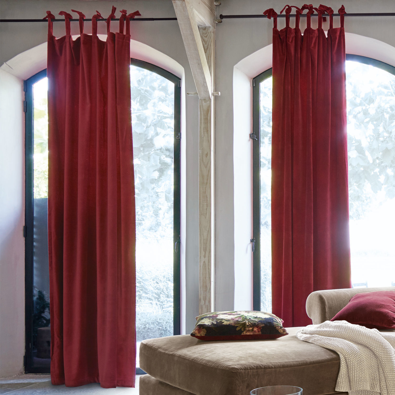Rideau Apollosa Rideaux rouges en tissu doux devant de grandes fenêtres dans un salon moderne avec canapé beige