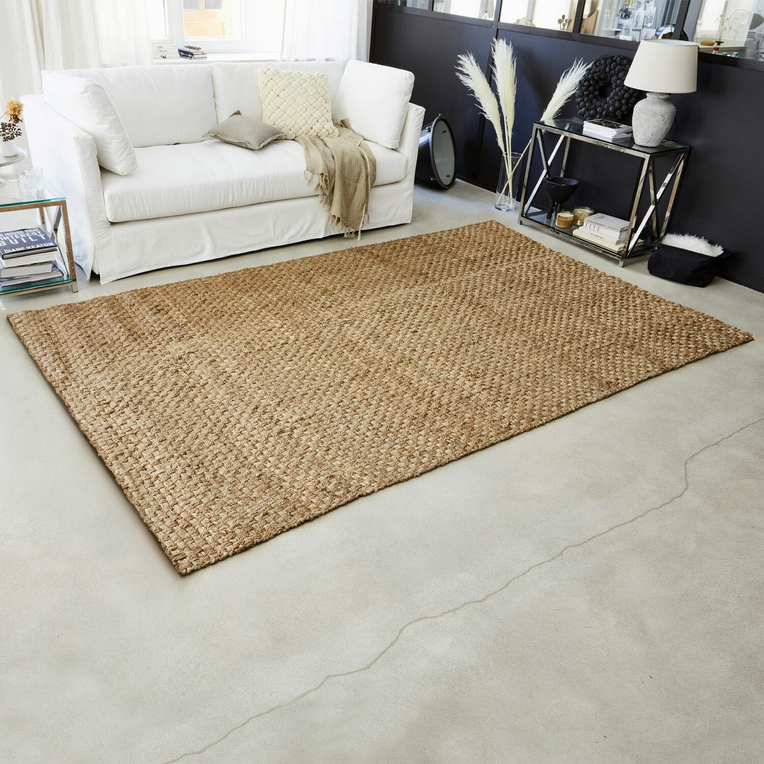 Tapis Daoukro Grand tapis en jute naturelle beige sur sol clair dans un salon moderne et lumineux