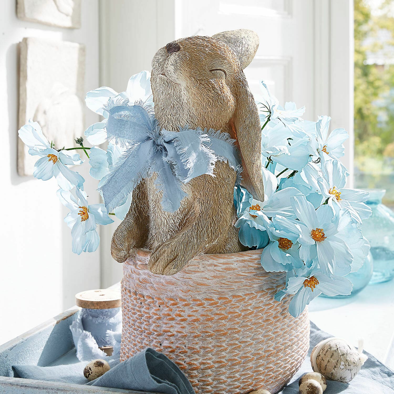 Bouquet décoratif Tilla Lapin décoratif en tissu dans un panier avec fleurs bleues et nœud pour décoration printanière
