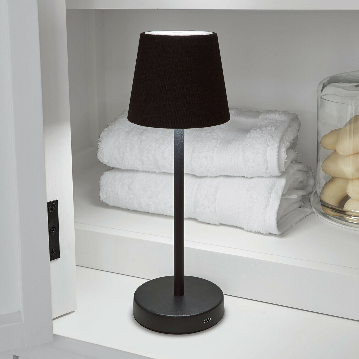 Lampe à poser rechargeable Sylvainie Lampe de table noire avec abat-jour en tissu sur base métallique près de serviettes blanches