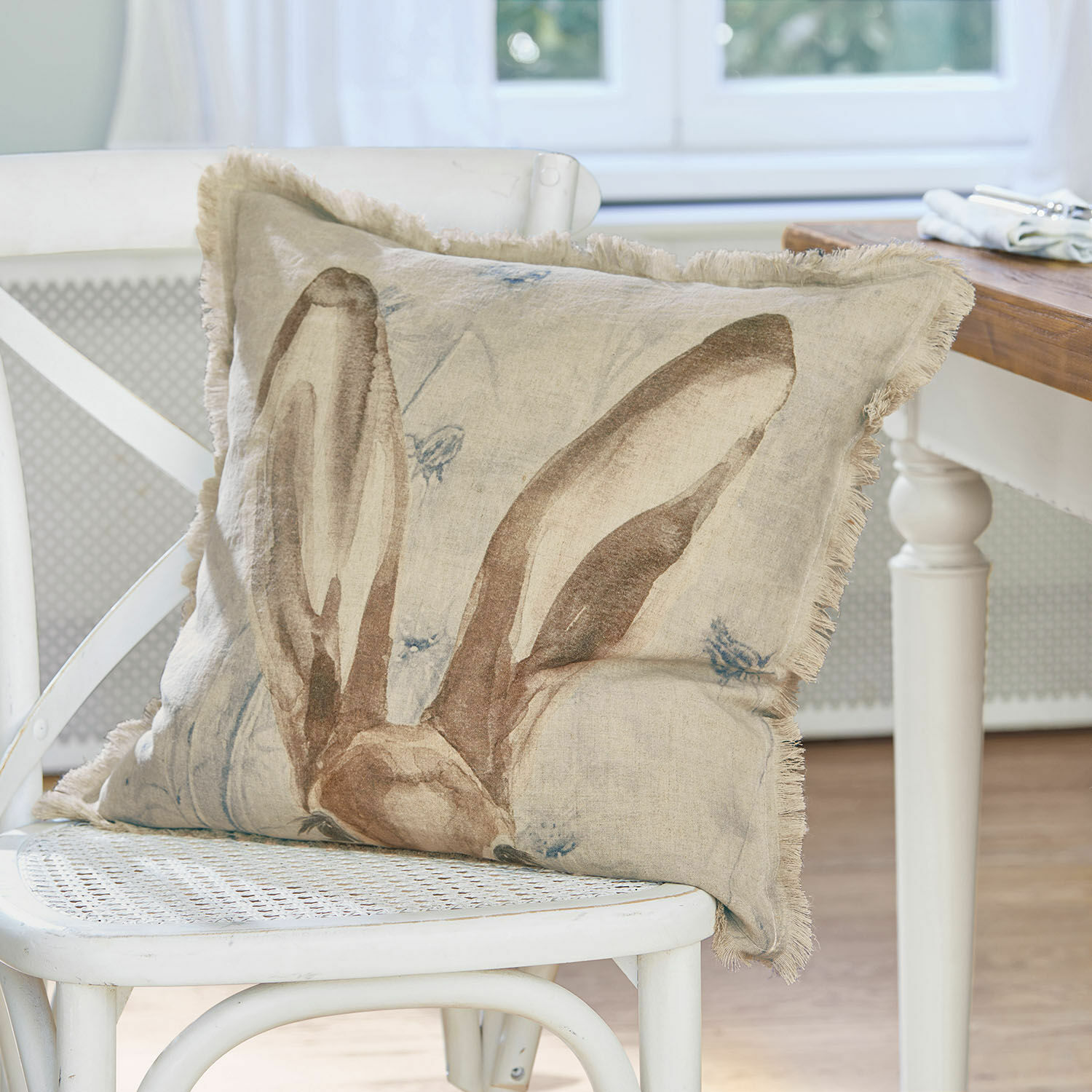 Housse de coussin Kameron Coussin en lin beige avec impression d'oreilles de lapin sur chaise blanche pour décoration intérieure