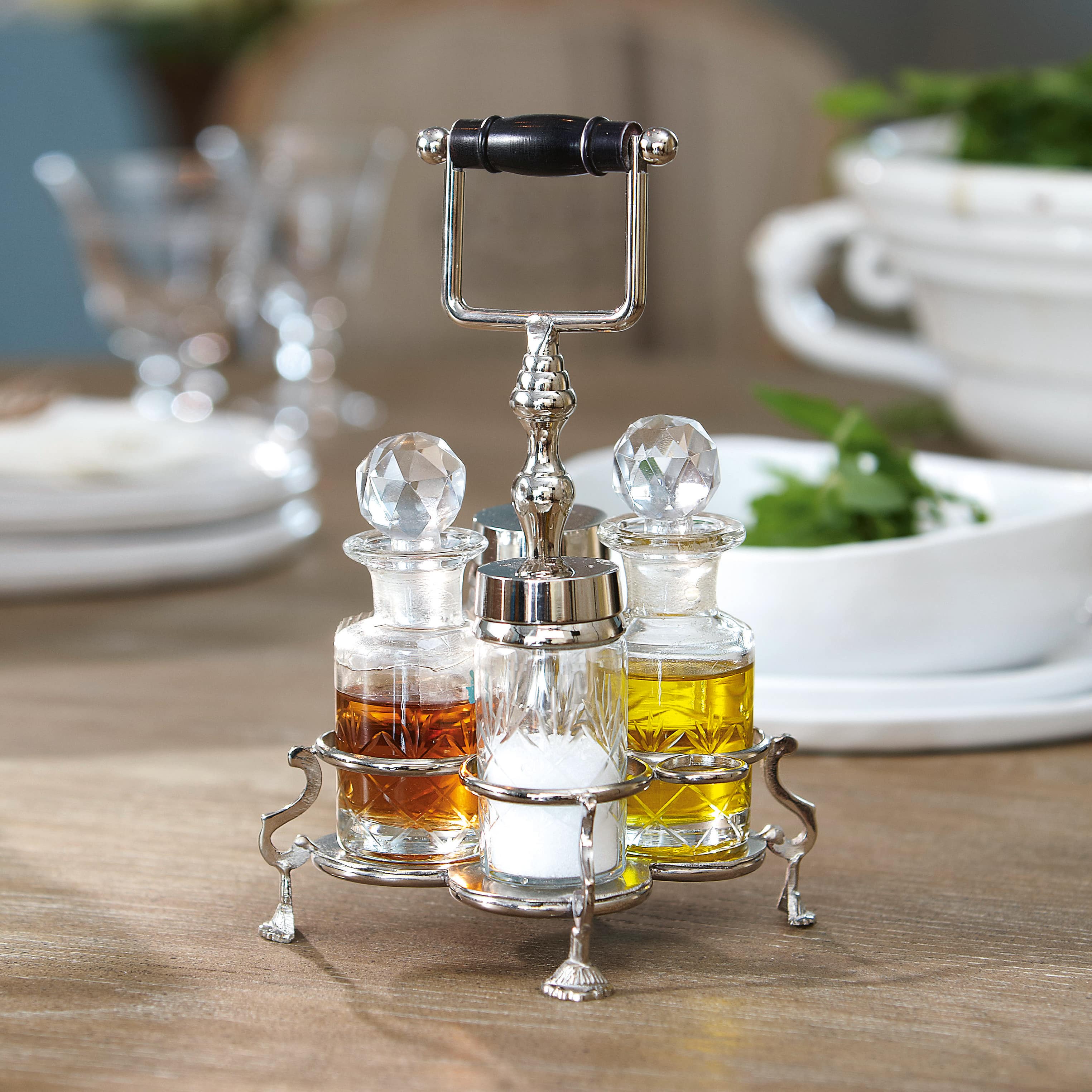Ensemble d'assaisonnement avec bouteilles en cristal pour huile, vinaigre et sel sur support métallique