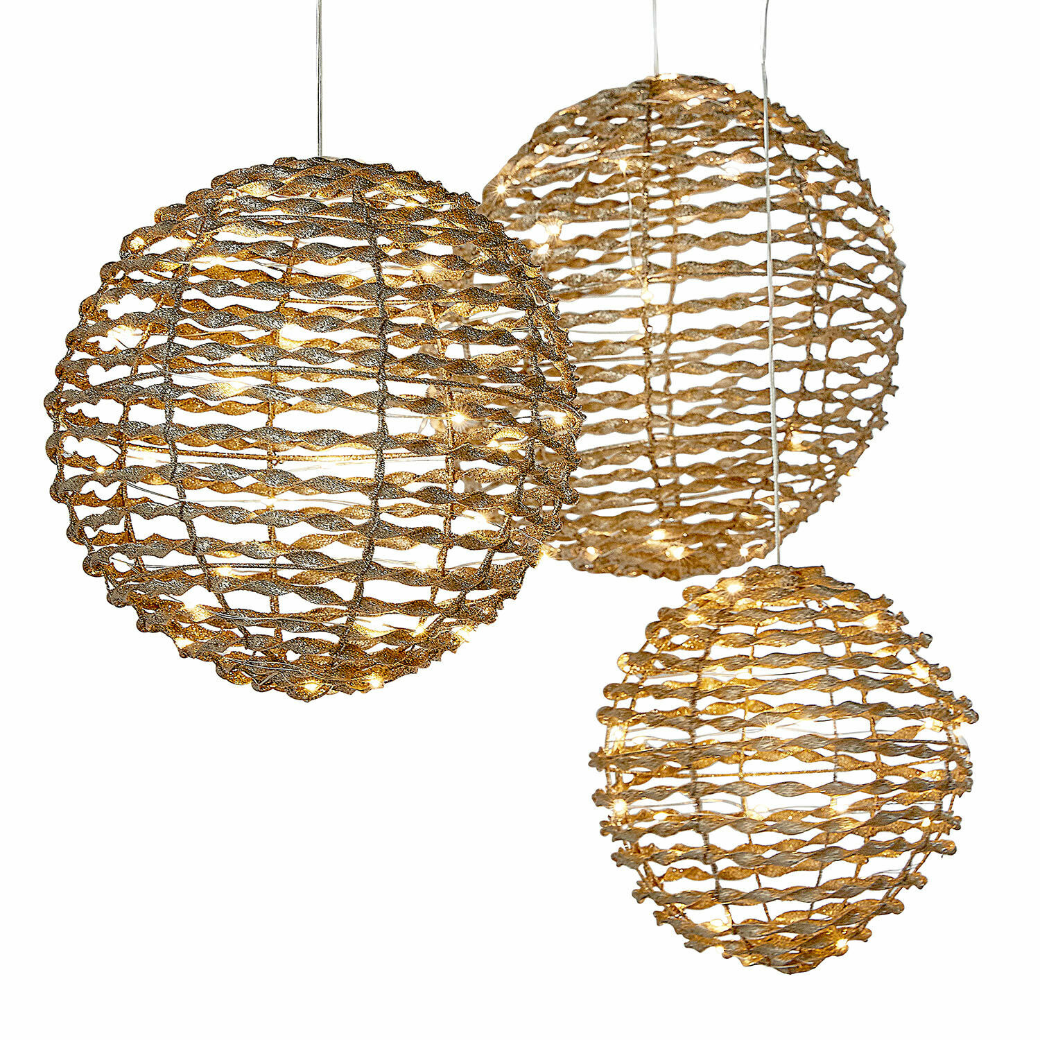 Lot de 3 boules de Noël à LED Thalindra Ensemble de trois suspensions dorées en métal ajouré avec éclairage LED doux