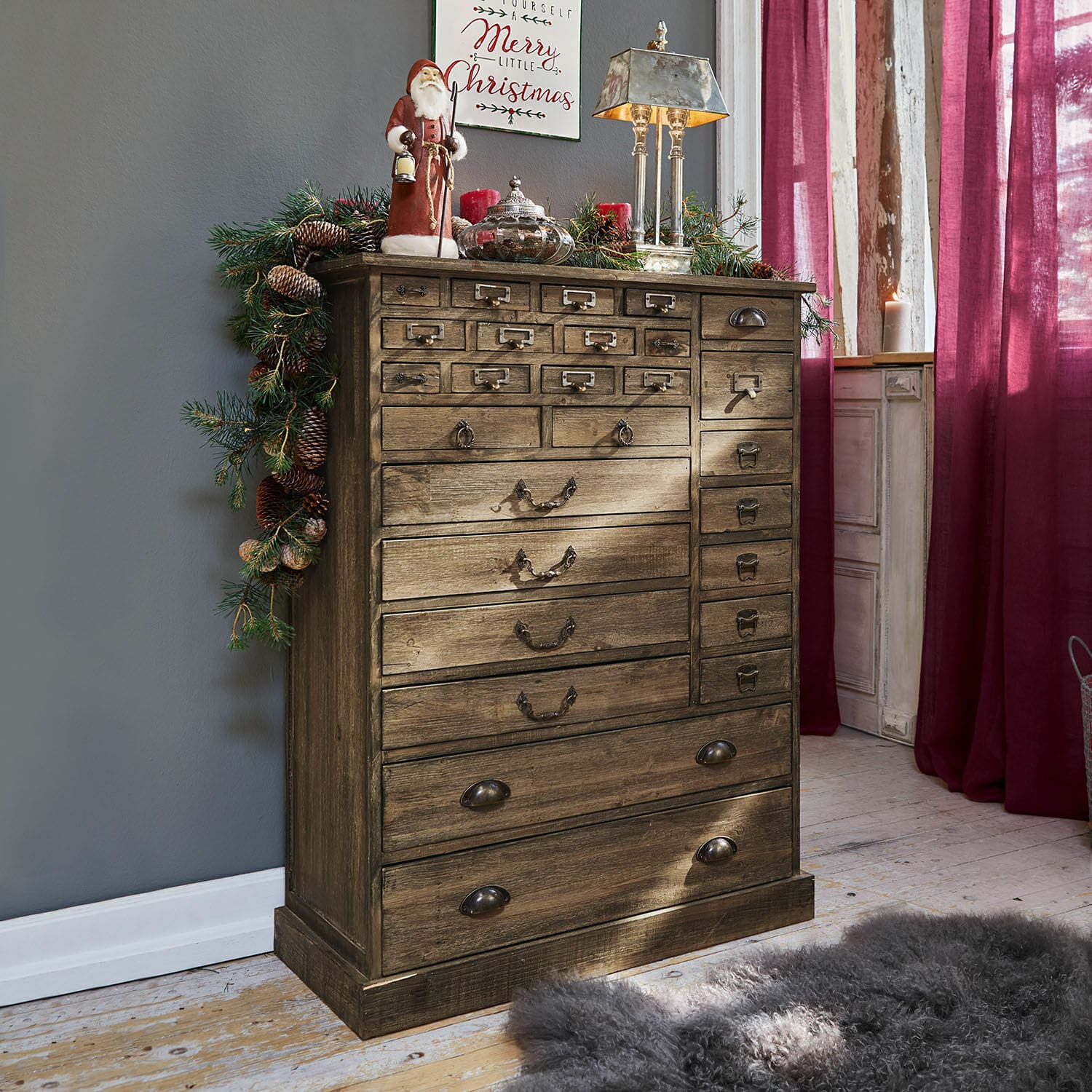 Commode Darling Commode en bois vintage avec multiples tiroirs, décorée pour Noël avec guirlande et lampe argentée