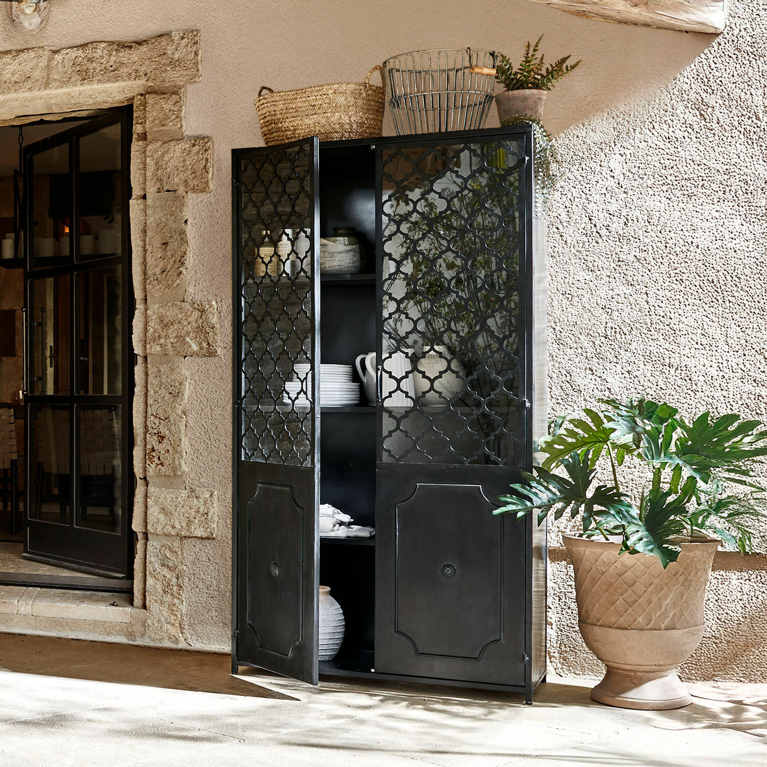 Vitrine Astralon Armoire noire en métal avec portes ajourées et étagères pour vaisselle, meuble élégant pour salon