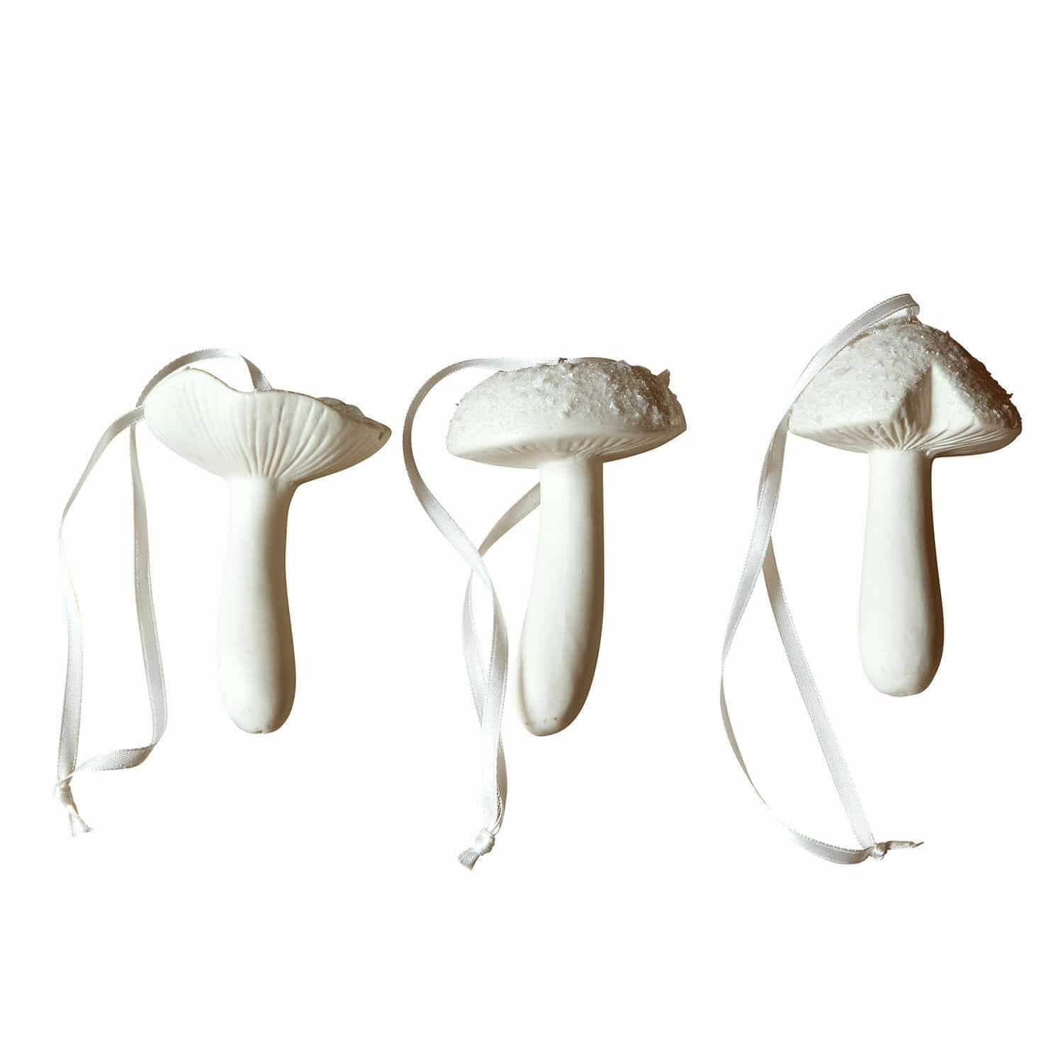 Lot de 3 champignons décoratifs Qilexor Ensemble de trois décorations champignons blanches en céramique avec rubans pour suspendre, déco festive
