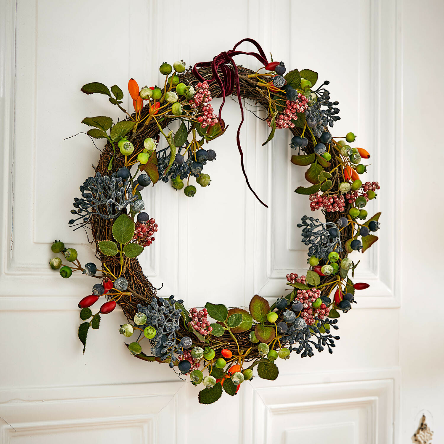 Couronne Donnevère Couronne décorative en branches avec baies colorées et ruban bordeaux, décoration de porte festive