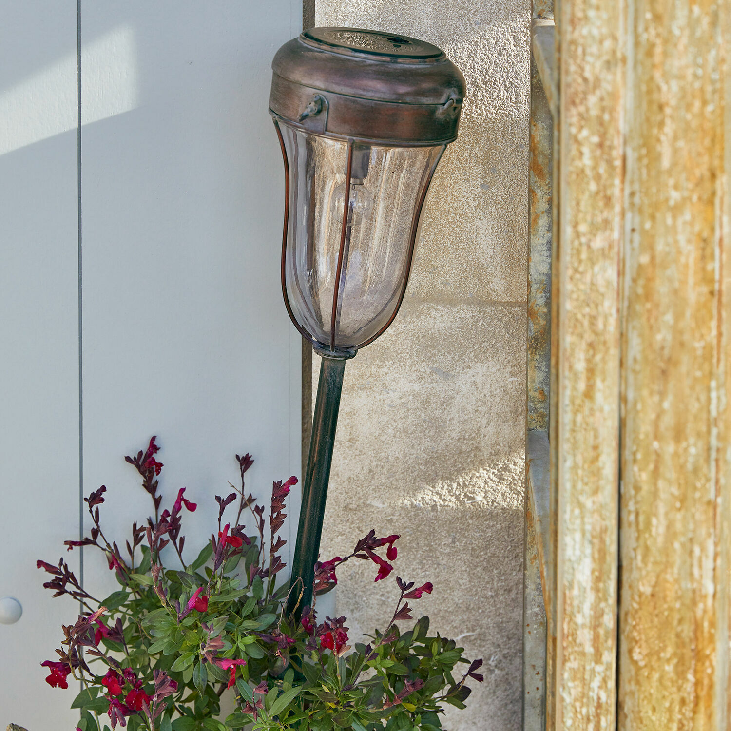 Lanterne solaire Wynyard Lampe de jardin en laiton couleur cuivre avec abat-jour transparent et fleurs rouges en pot
