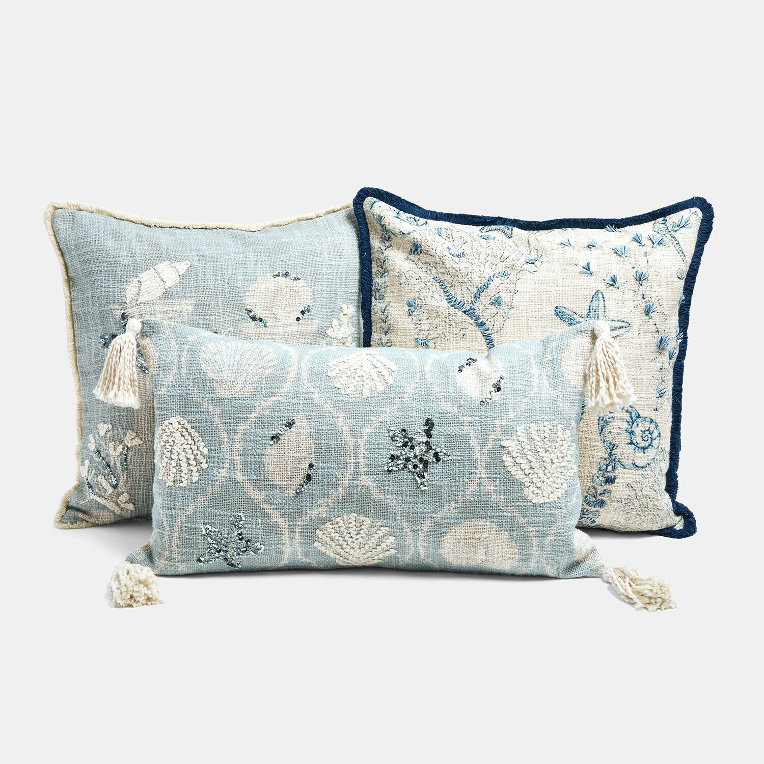 Lot de 3 housses de coussins Calerand Ensemble de trois coussins décoratifs avec motifs coquillages et étoiles de mer en bleu clair et crème