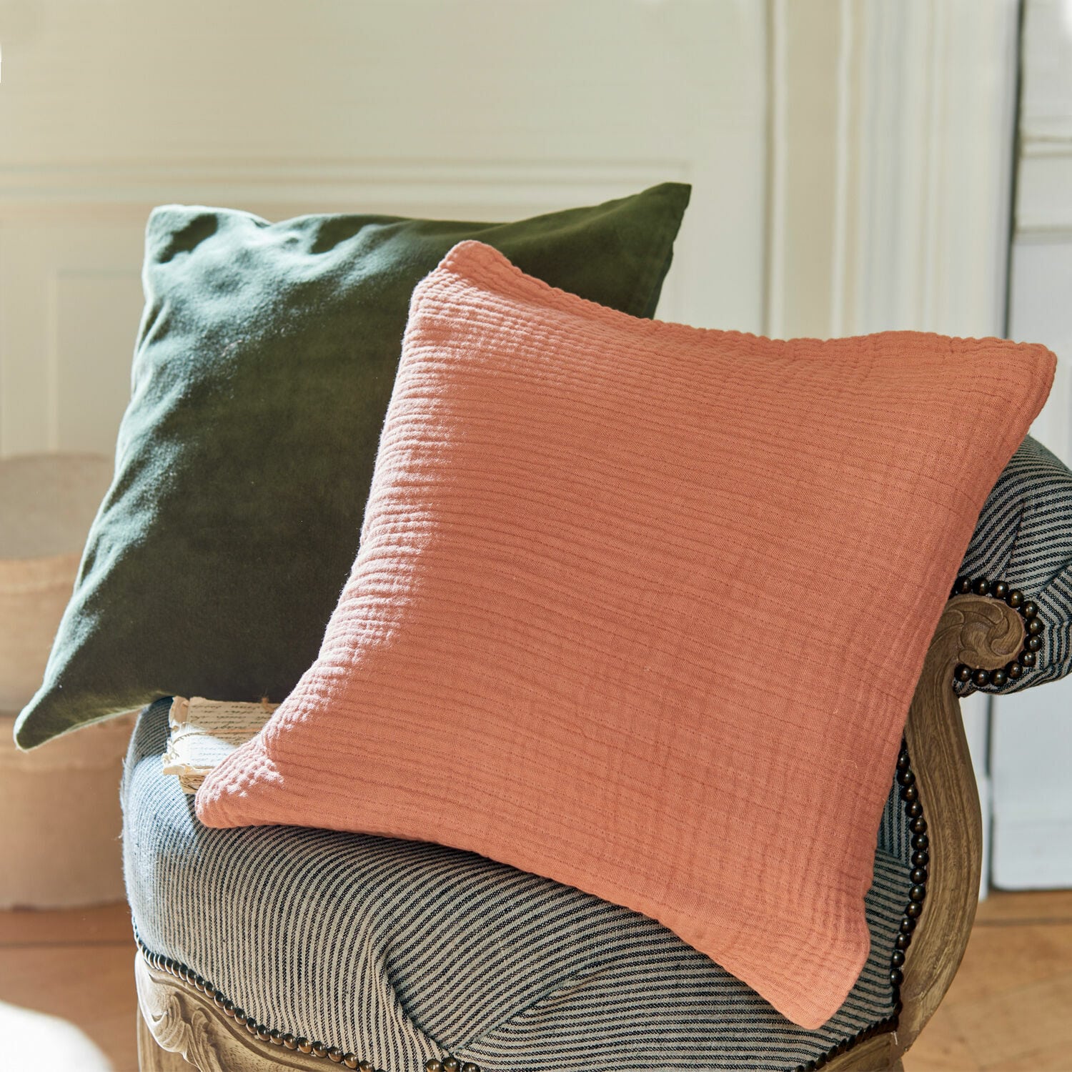 Lot de 2 housses de coussins Altoona Coussin décoratif bicolore en coton rose et vert posé sur un fauteuil rayé
