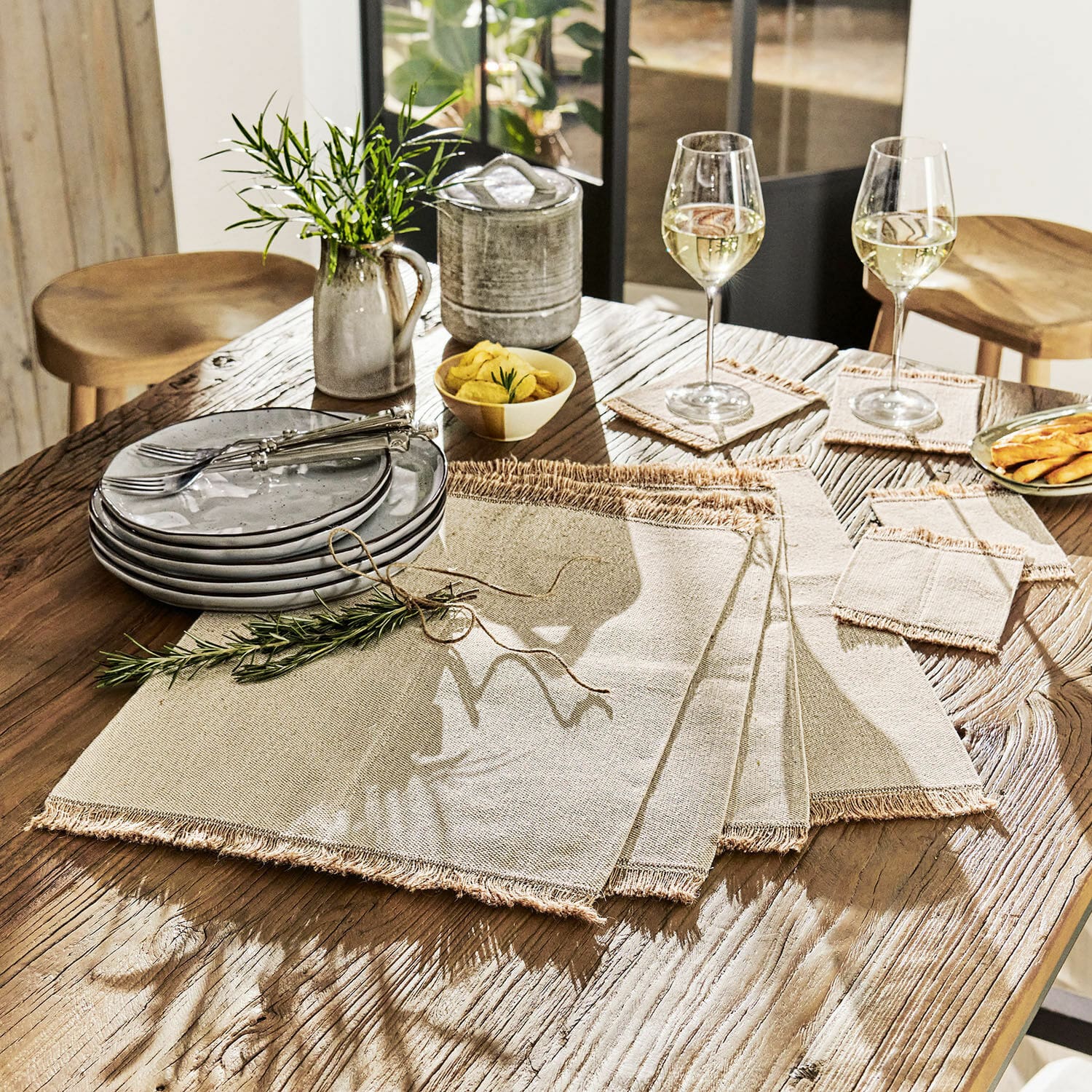 Lot de 4 sets de table lavables et dessous de verre - Ronds - En cuir - Double face - Résistants à la chaleur - Antidérapants - Aspect cuir - Gris foncé Lot de 4 sets de table lavables et dessous de verre - Ronds - En cuir - Double face - Résistants à la chaleur - Antidérapants - Aspect cuir - Gris foncé