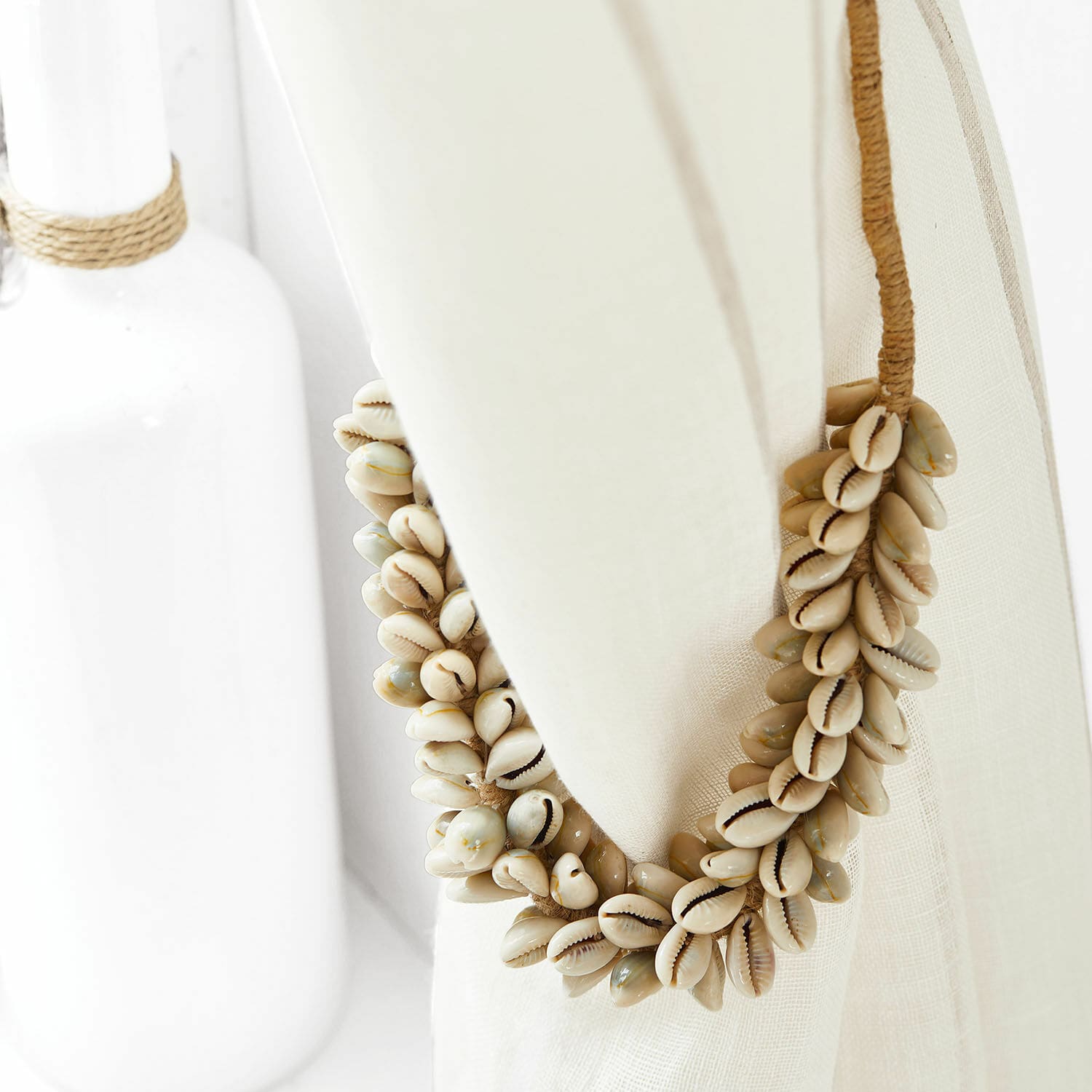 Couronne décorative en coquillages naturels beige sur tissu en lin léger