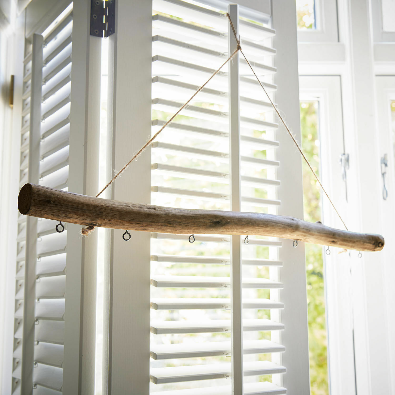 Branche décorative Benfleet Bâton en bois naturel avec anneaux métalliques et corde suspendue, décoration intérieure rustique