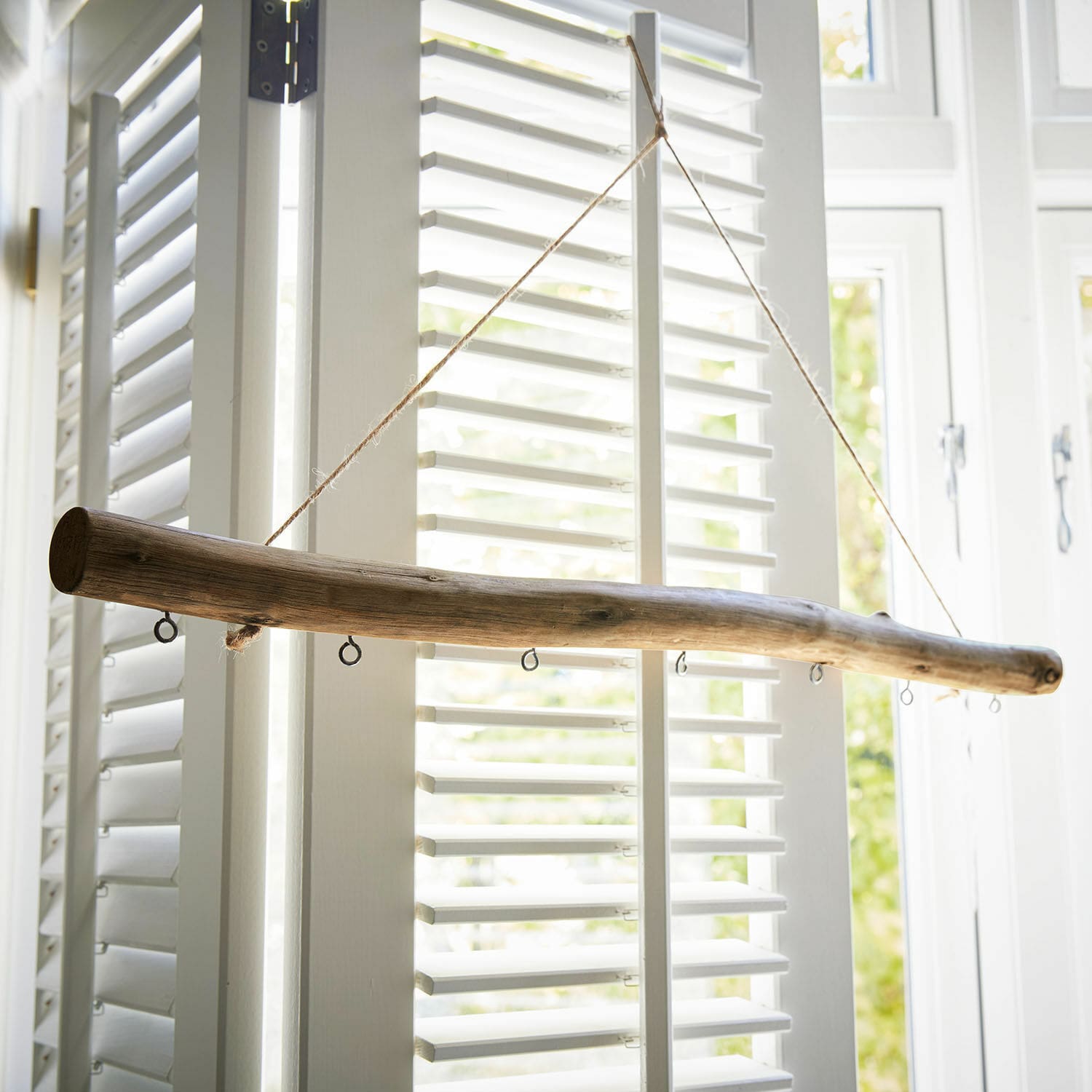 Branche décorative Benfleet Bâton en bois naturel avec anneaux métalliques et corde suspendue, décoration intérieure rustique