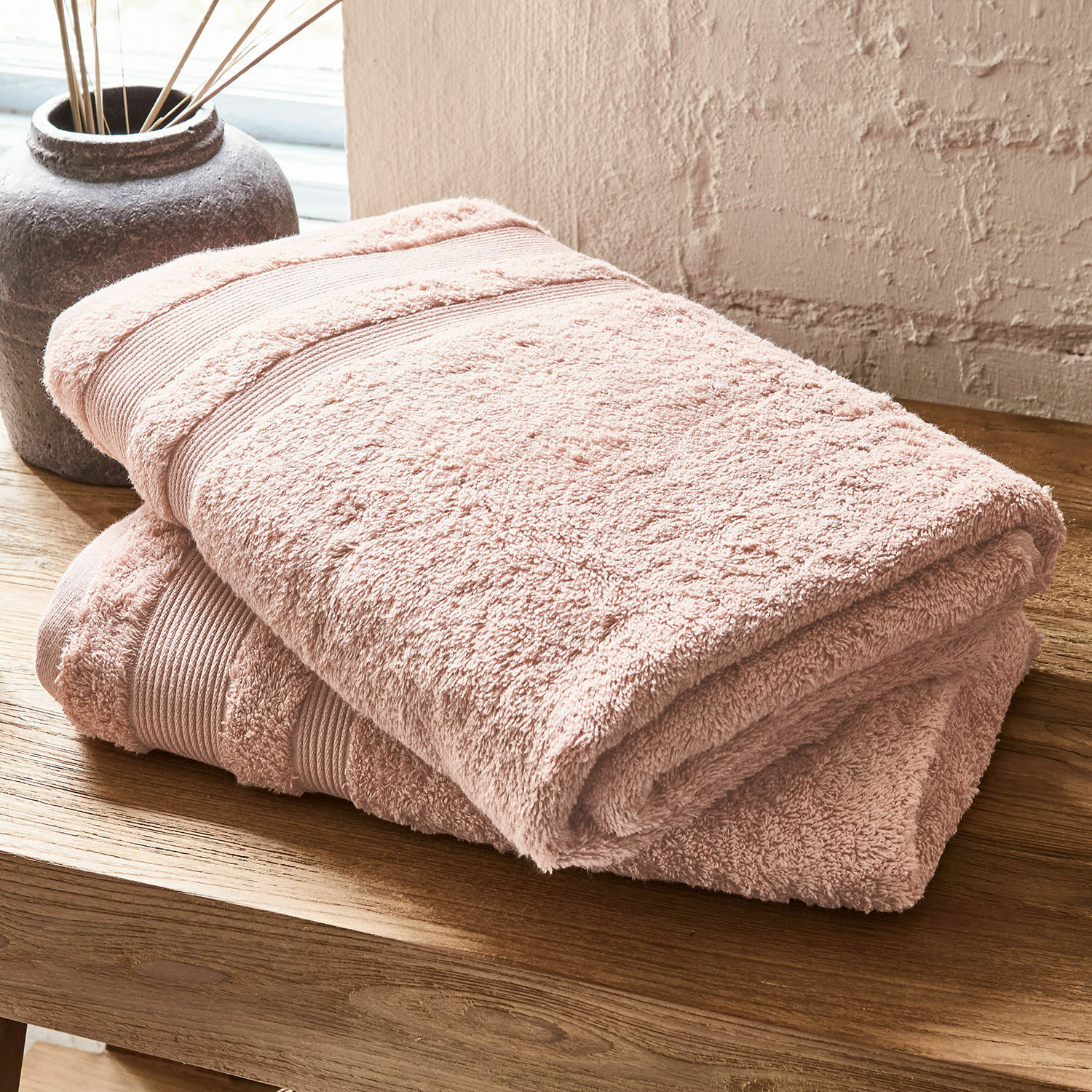 Lot de 2 draps de bain Bourogne Serviette en coton douce rose posée sur une table en bois, parfaite pour la salle de bain et un usage quotidien