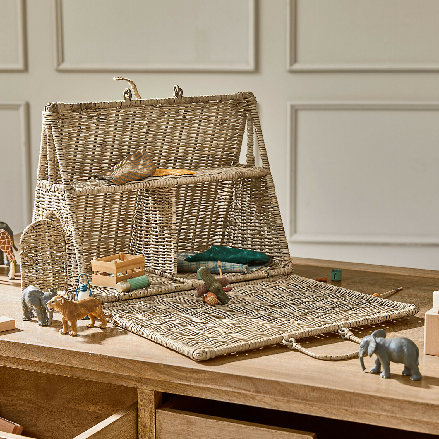 Tente pour poupées Wibbelu Maison de poupée en osier naturel avec façade rabattable et jouets en bois sur une table