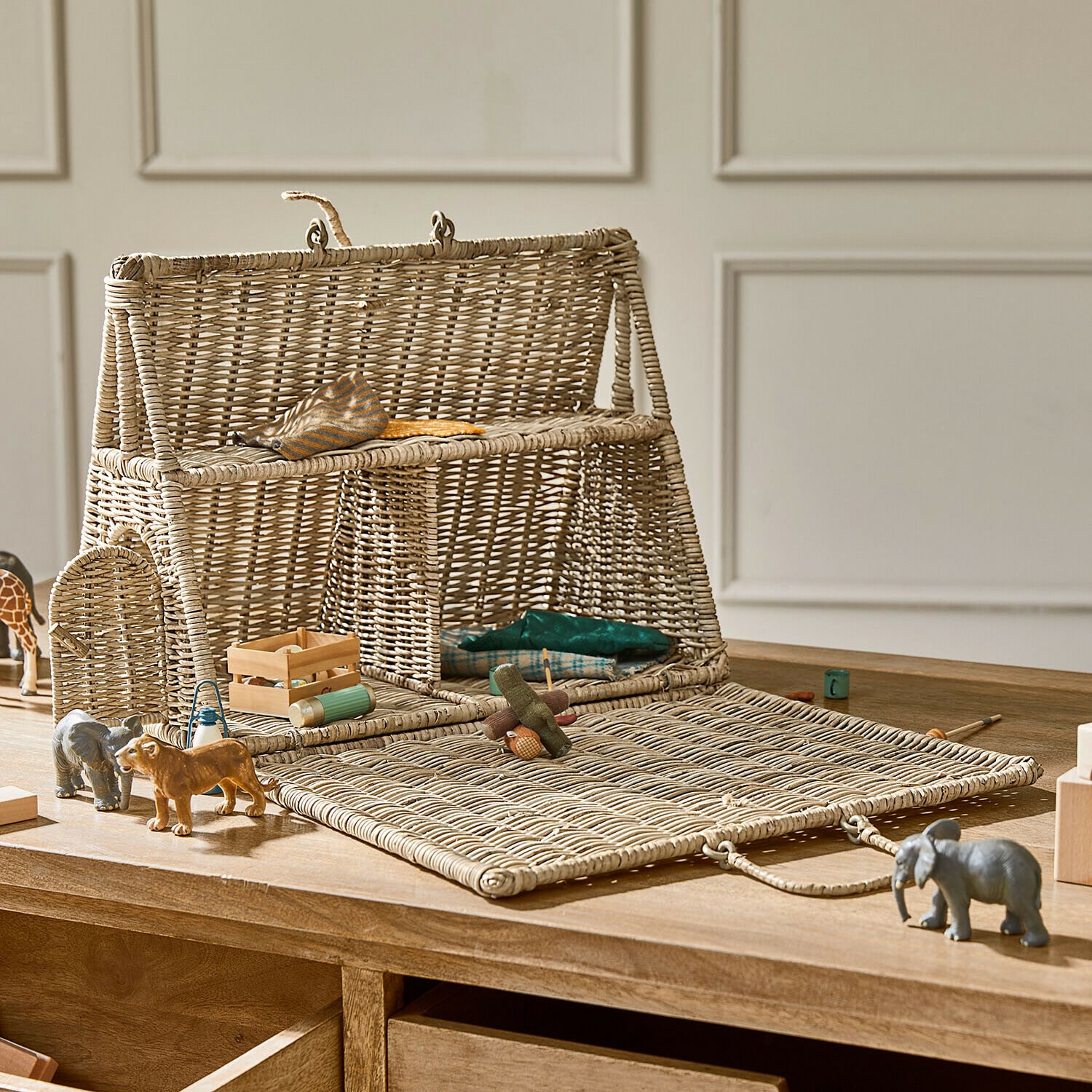 Tente pour poupées Wibbelu Maison de poupée en osier naturel avec façade rabattable et jouets en bois sur une table