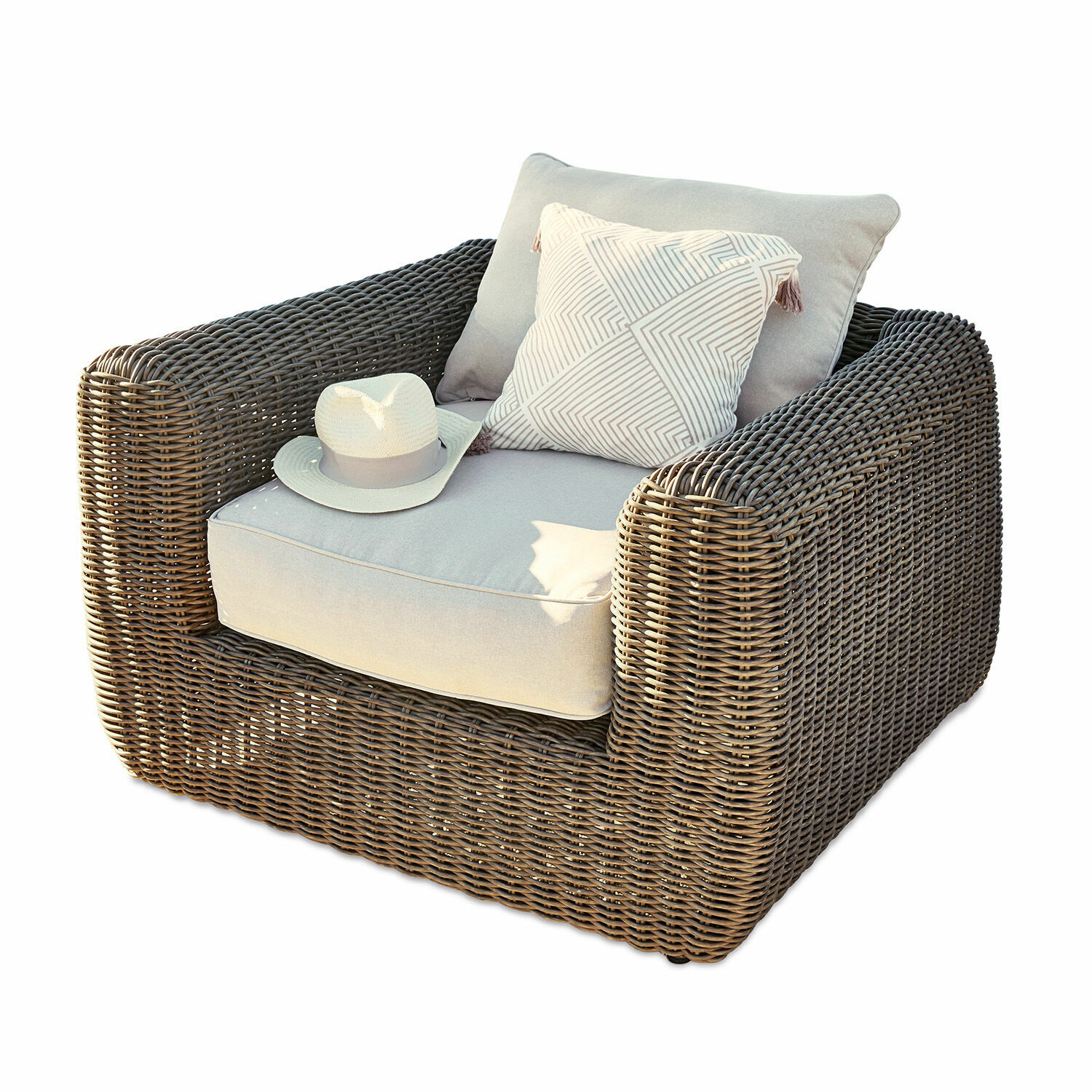 Fauteuil Bogdanne Fauteuil en rotin brun avec coussins gris clair et coussin décoratif à motif géométrique