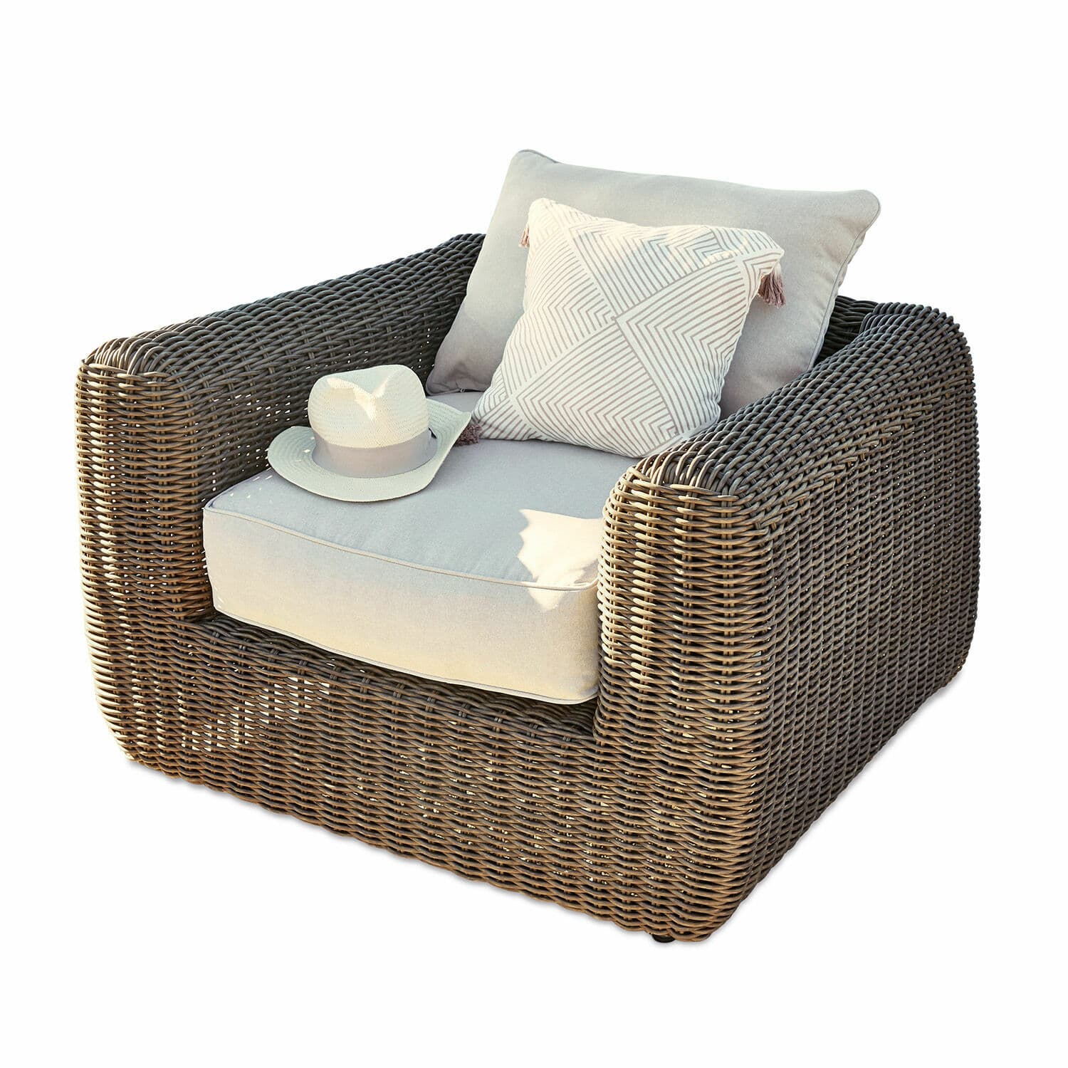 Fauteuil Bogdanne Fauteuil en rotin brun avec coussins gris clair et coussin décoratif à motif géométrique