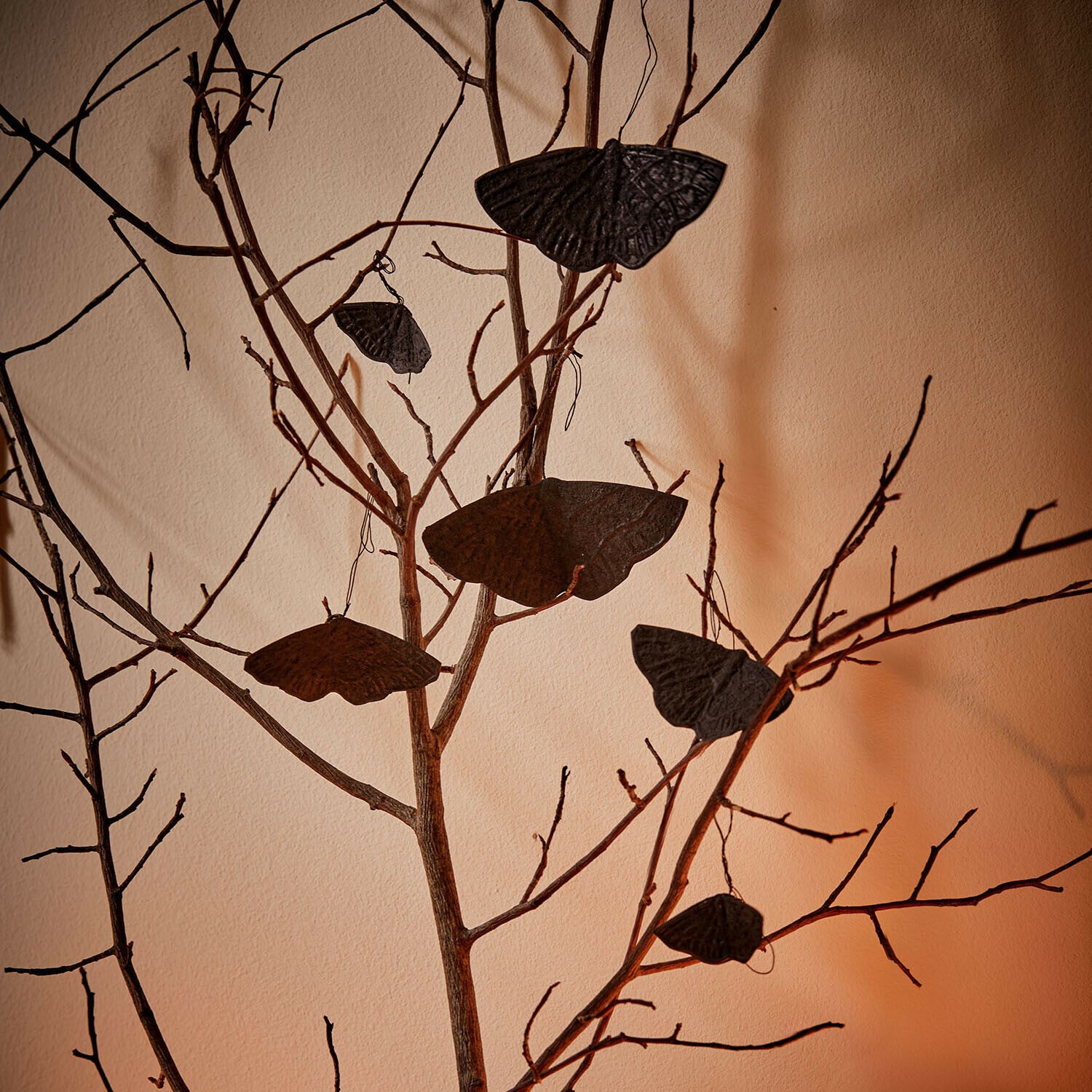 Lot de 6 décorations à suspendre Orlenaith Papillons décoratifs noirs en métal suspendus à des branches sèches pour décoration intérieure