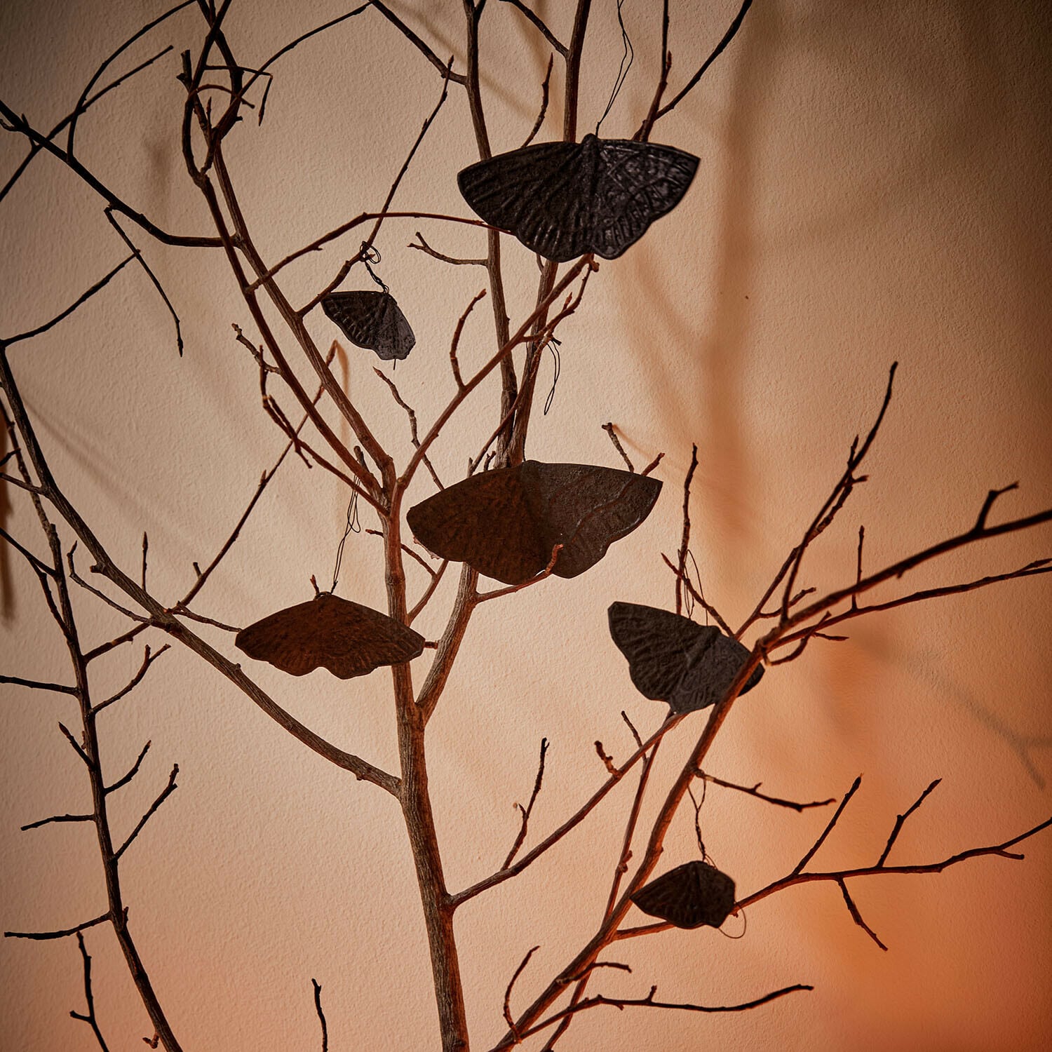 Lot de 6 décorations à suspendre Orlenaith Papillons décoratifs noirs en métal suspendus à des branches sèches pour décoration intérieure