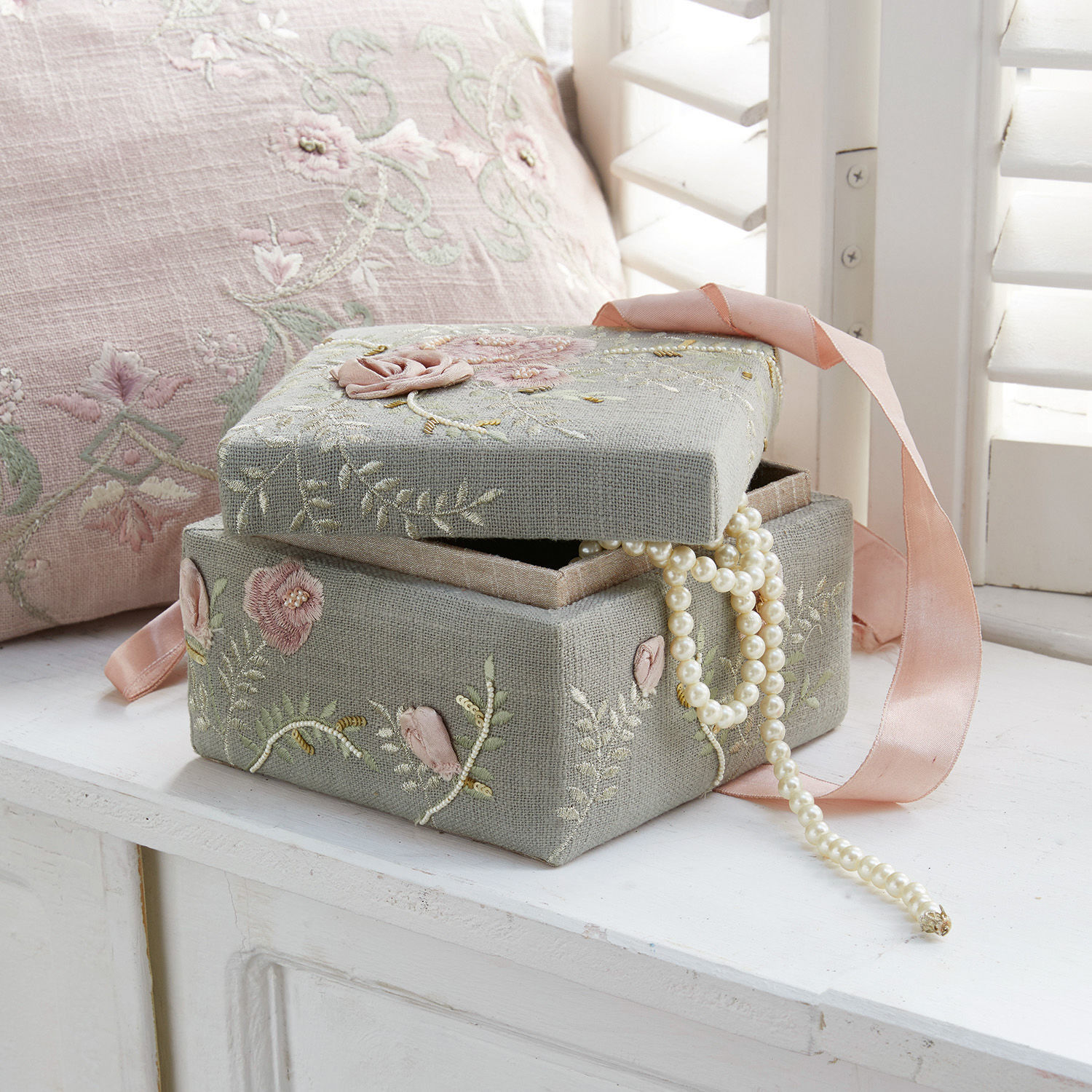 Boîte à bijoux Rosalena Boîte en lin gris brodée de fleurs avec ruban rose et collier de perles à l'intérieur