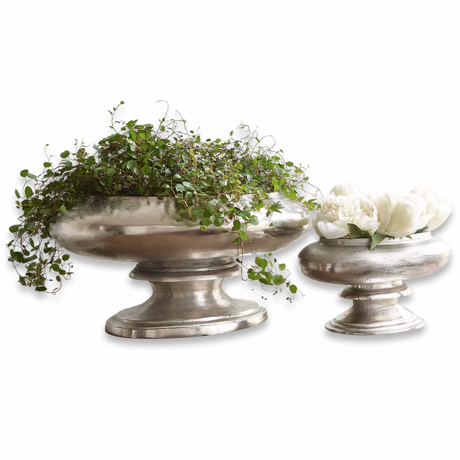Lot de 2 vases Loyère Deux vases en métal argenté sur pied avec plantes vertes et fleurs blanches pour décoration intérieure