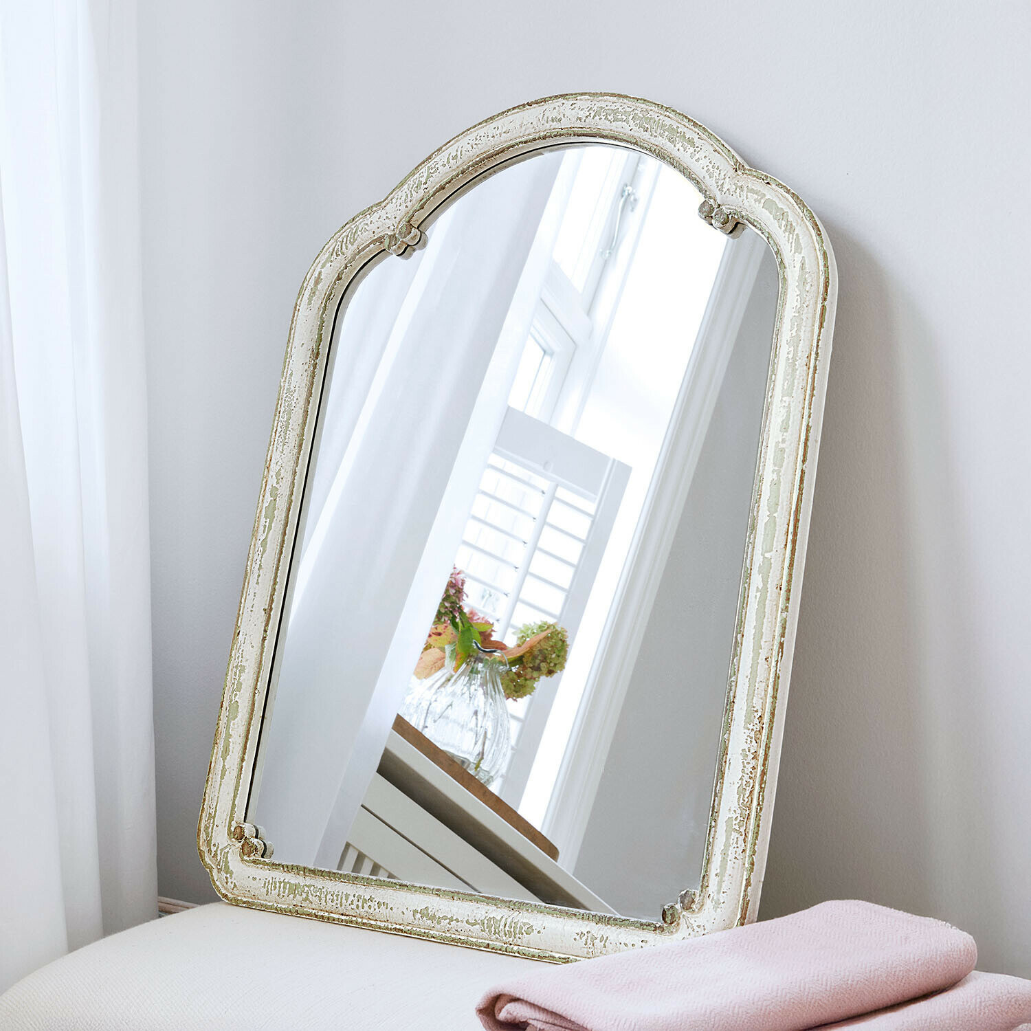 Miroir Ashwyn Miroir vintage avec cadre en bois blanc vieilli, décoration élégante pour intérieur