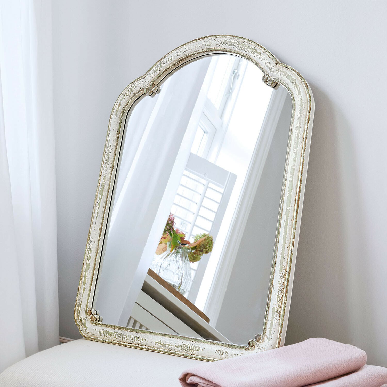 Miroir Ashwyn Miroir vintage avec cadre en bois blanc vieilli, décoration élégante pour intérieur