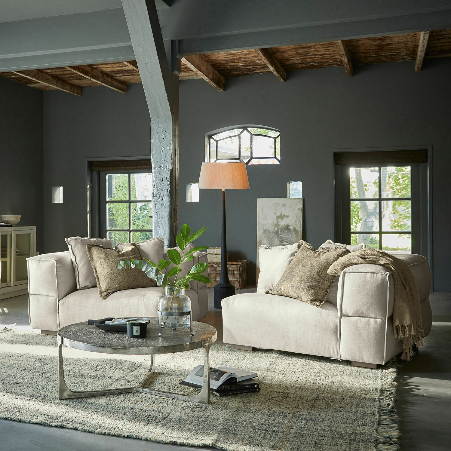 Canapé Gémonville Canapé beige en tissu confortable dans un salon moderne avec table basse en métal et lampe sur pied