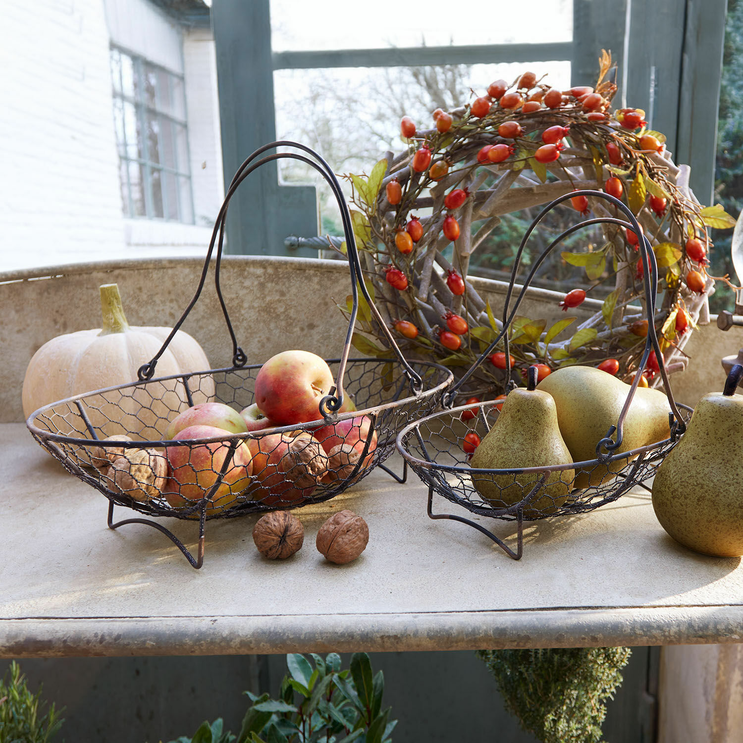 Lot de 2 paniers Serrie Deux paniers en métal avec poignées remplis de pommes et poires, décoration automnale rustique