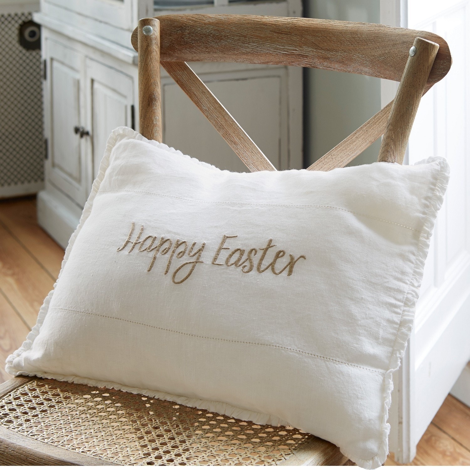 Coussin Happy Easter Coussin décoratif blanc en lin avec broderie Happy Easter sur chaise en bois, décoration de Pâques