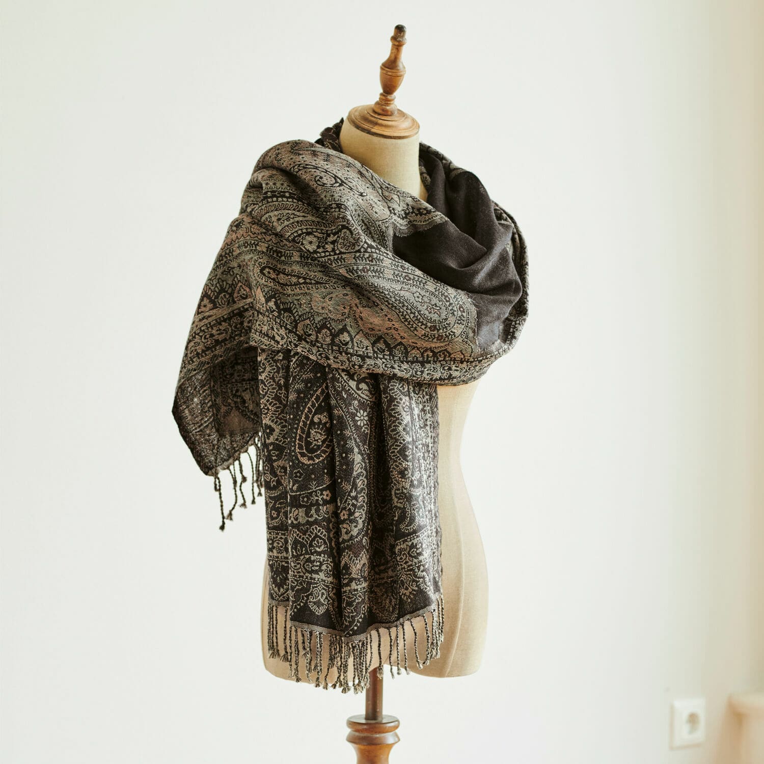 Étole Trojan Écharpe noire à motif paisley avec franges sur mannequin, tissu doux pour temps frais