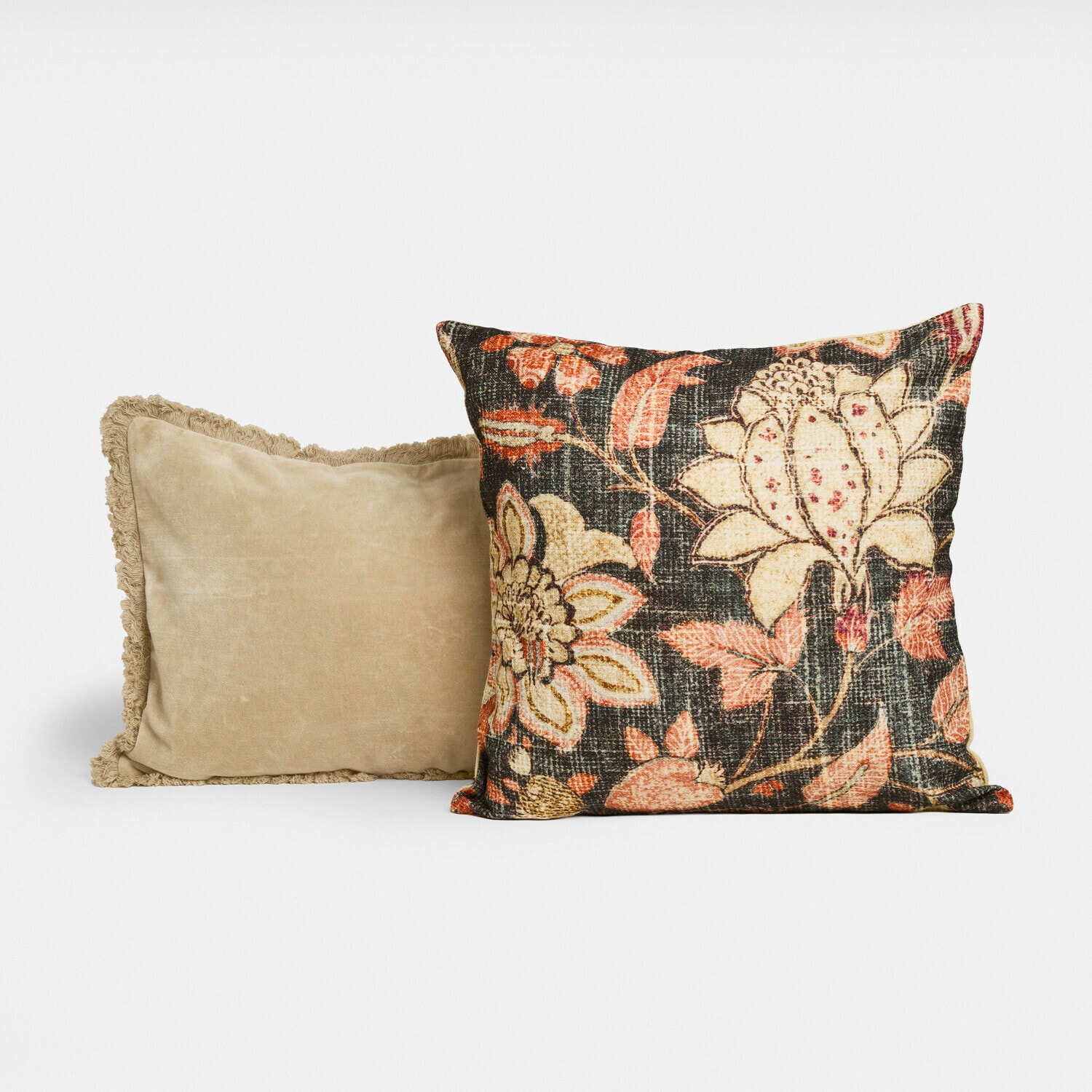 Lot de 2 housses de coussins Ambrayelle Ensemble de deux coussins décoratifs, un beige avec franges, l'autre à motif floral sur fond foncé