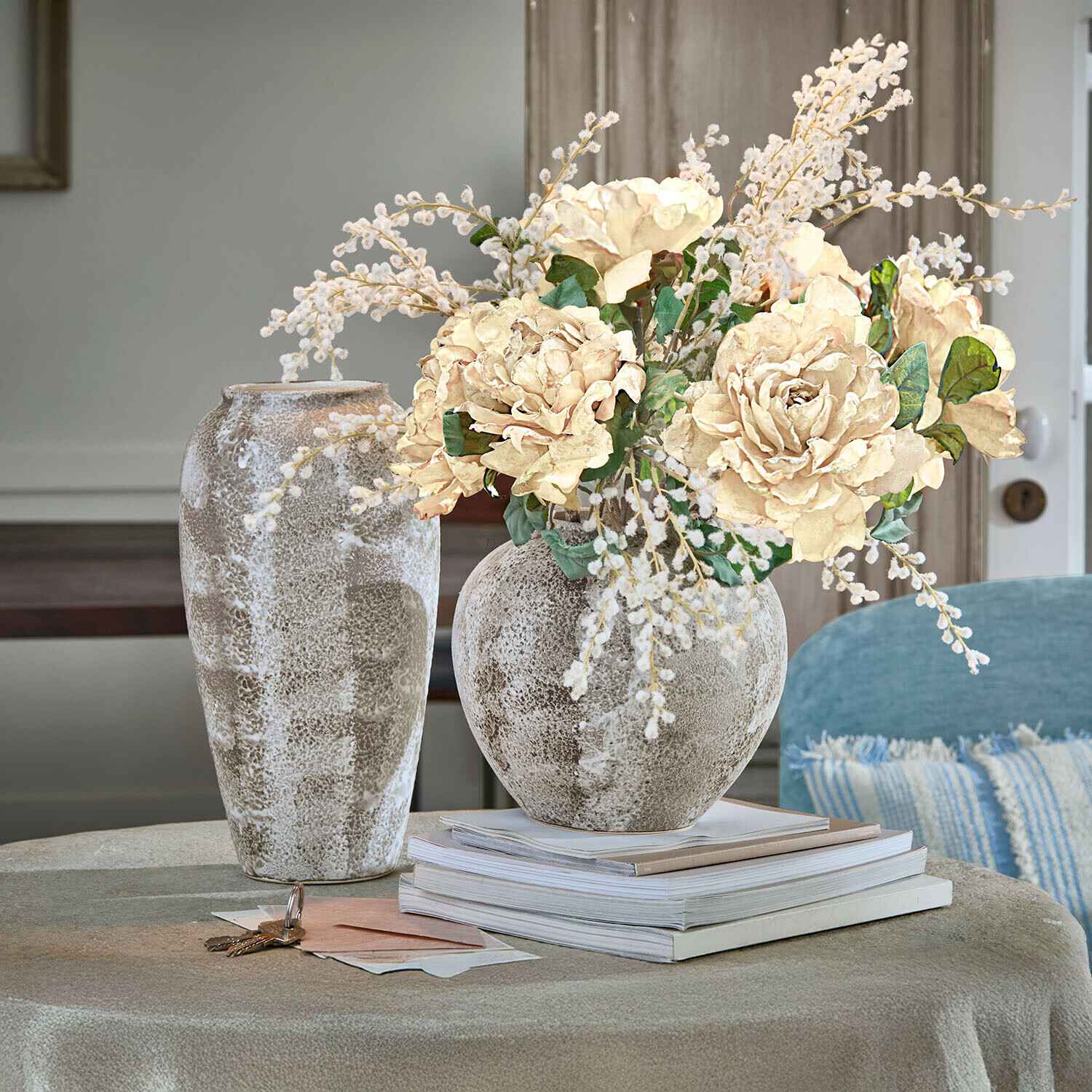 Lot de 2 vases Ciel d'Opale Vase décoratif en céramique beige et marron avec bouquet de fleurs crème sur table avec livres empilés
