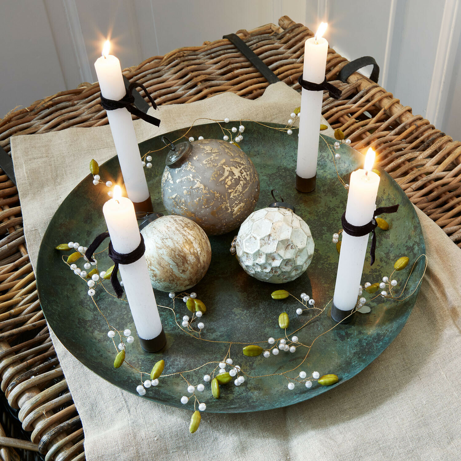 Plateau à bougies Valenzas Plateau en métal vert avec quatre bougies blanches et boules décoratives gris et blanc pour décoration intérieure