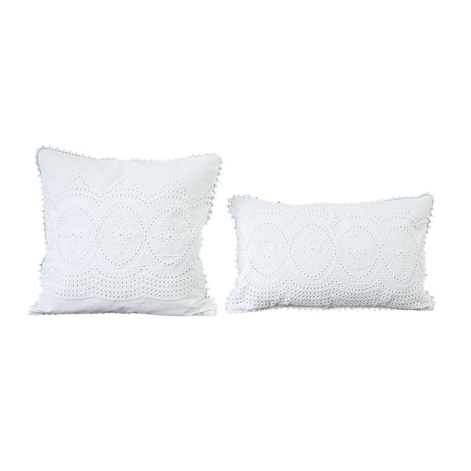 Lot de 2 housses de coussins Olyane Ensemble de deux coussins blancs avec broderie et franges décoratives, textiles d'ameublement élégants