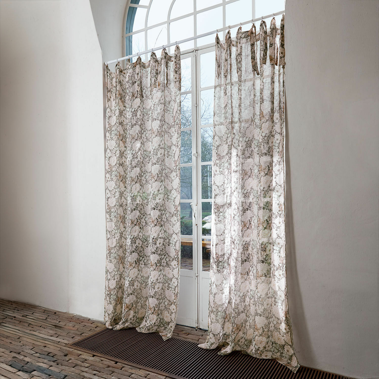 Rideau Cappellina Rideaux transparents à motif délicat beige et marron clair sur fond blanc lumineux