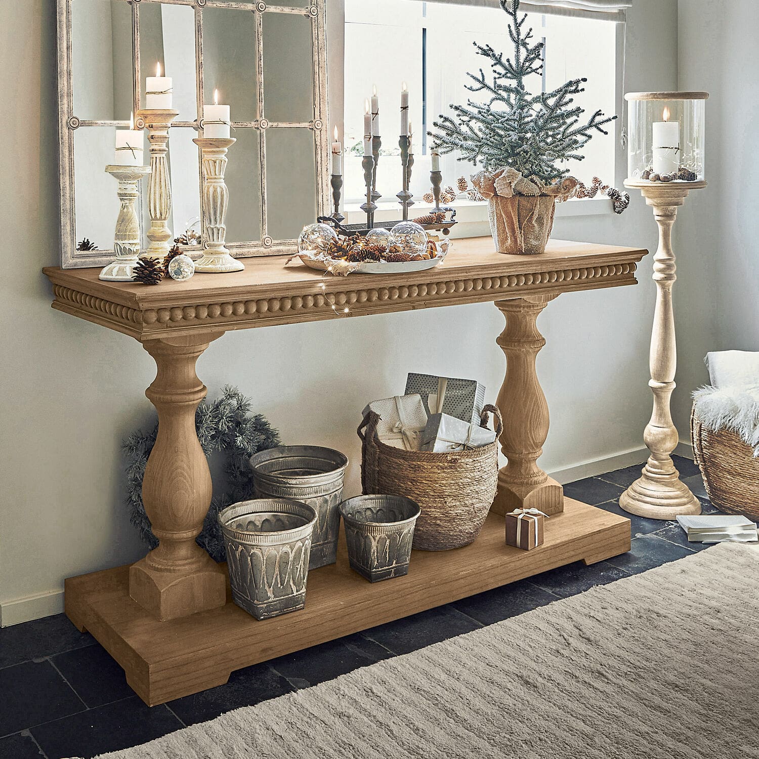 Console Angol Console en bois avec bougeoirs décoratifs et décorations de Noël dans une pièce lumineuse