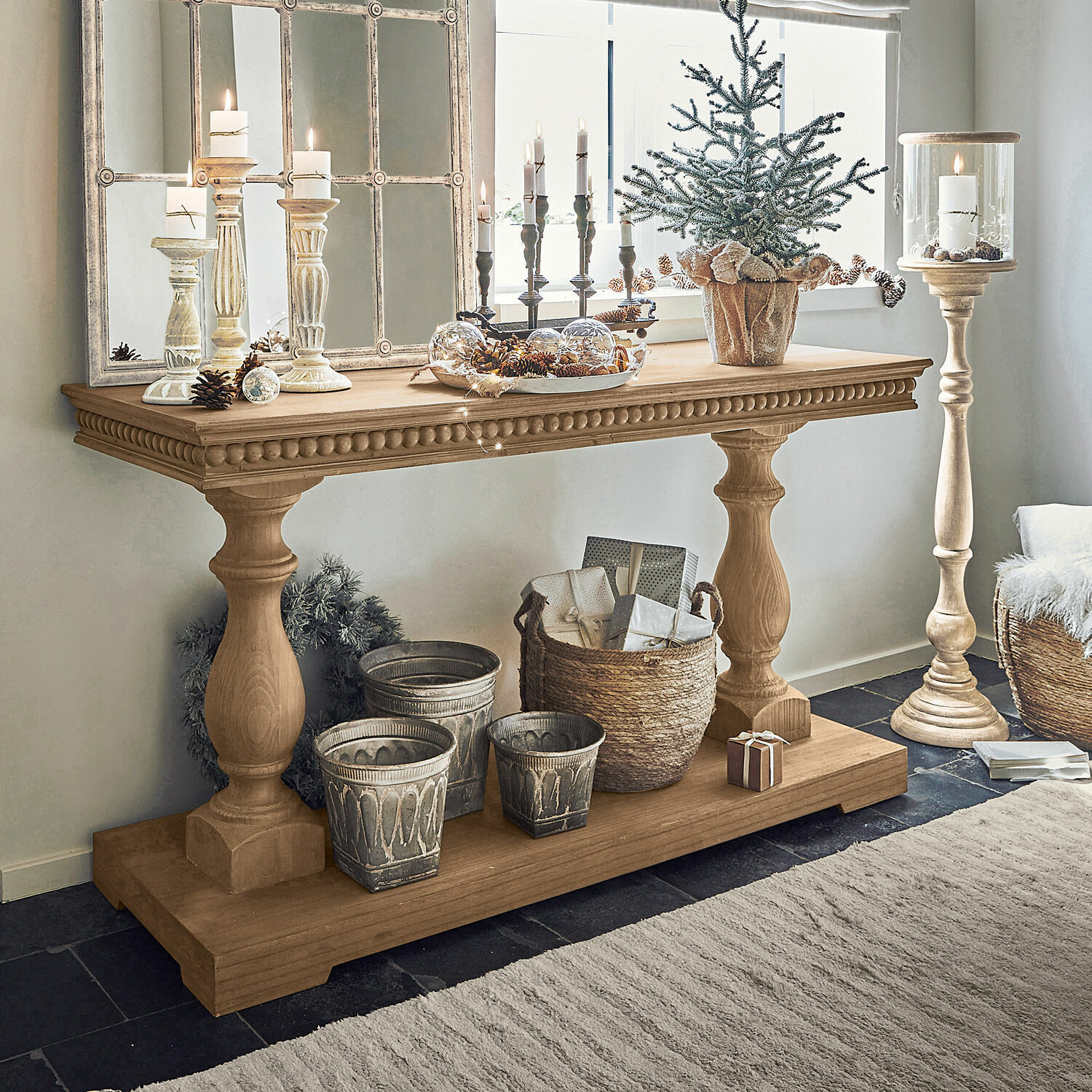 Console Angol Console en bois avec bougeoirs décoratifs et décorations de Noël dans une pièce lumineuse