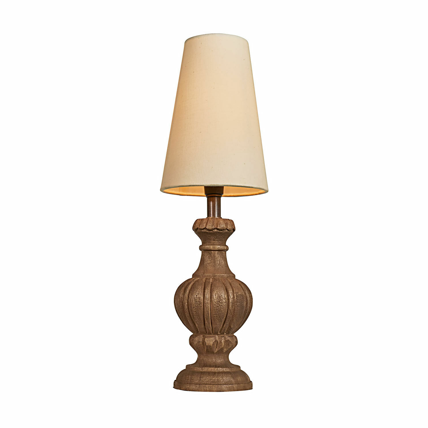 Lampe de table avec base en bois sculpté et abat-jour crème, éclairage décoratif pour salon