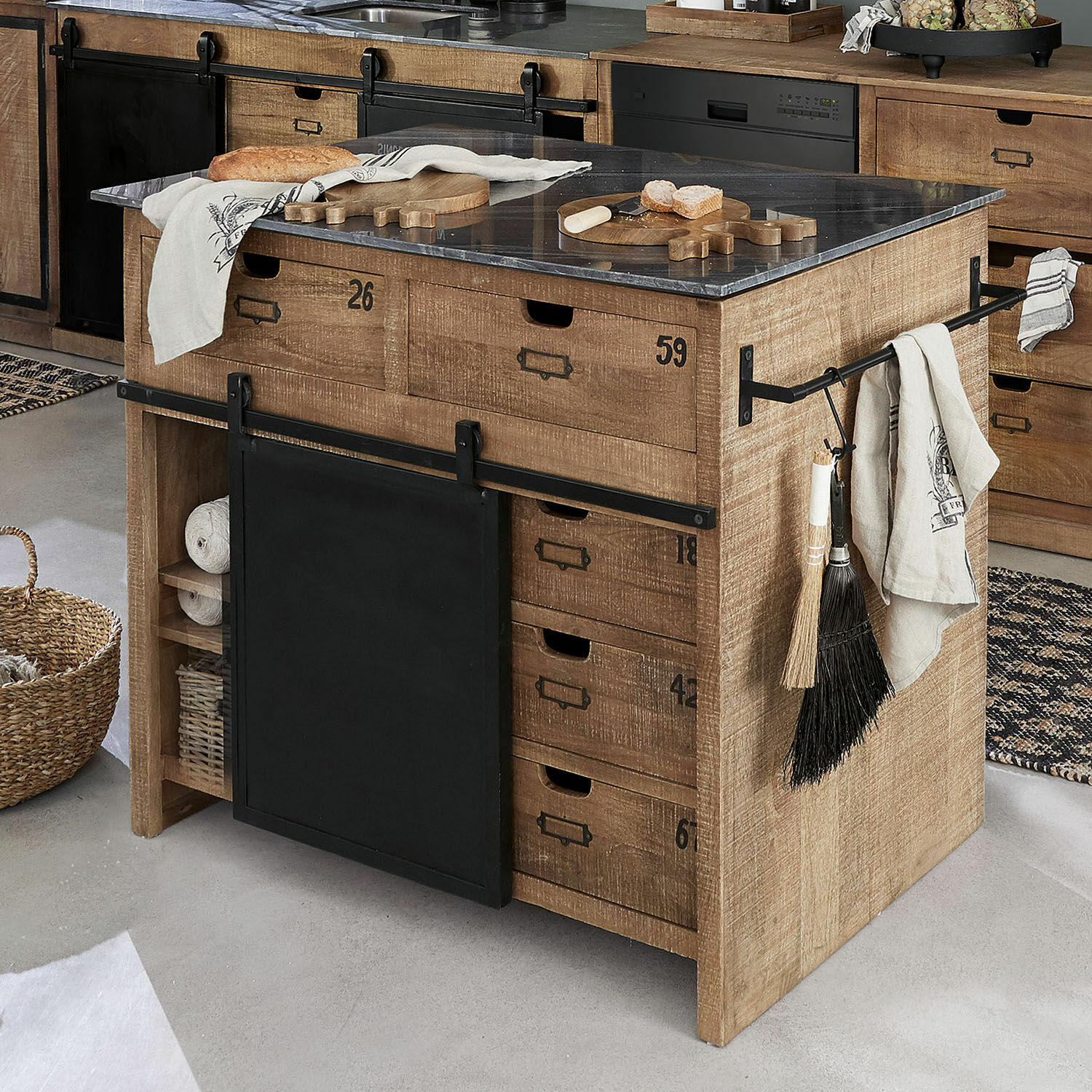 Îlot de cuisine Oakland Îlot de cuisine en bois de manguier avec plan de travail en marbre gris, tiroirs numérotés et poignées métalliques